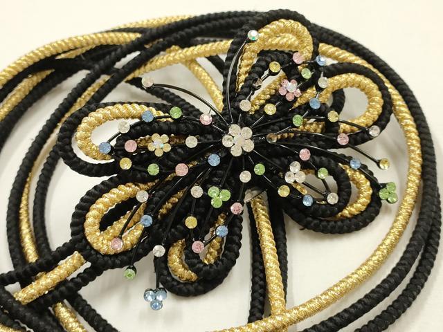 ■■■　サイズ　■■■ 長さ　約146.5cm（房を除く） ■■■　商品詳細　■■■ 状態は参考画像のようにラインストーンの欠損がございます。 大変上質な逸品になります。 お安く出品致しますので、是非この機会にいかがでしょうか？ ■■■　注意事項　■■■ ■モニター発色の具合により色合いが異なる場合がございます。 ■寸法は多少の誤差が生じる場合がございますのでご了承ください。 ■縫込みの長さが左右非対称の場合は短い部分を記載しております。 左右非対称であってもご返品・お値引き等の保証は出来かねますので、ご了承の上ご購入をお願い致します。 ■シミ等のチェックには注意を払っておりますが、見落としがある場合もございますし、個人の見解も様々ですので神経質な方のご購入はお控えください。 ■箪笥に入っておりました着物や帯なので畳みシワや匂いがあるものもございます。 ■お休みは基本的に土日祝となりますが、その他臨時でお休みする場合がございますのでご了承ください。 ■商品の発送は平日のみの発送となります。 ■夜間と土曜、日曜日はお問い合わせの回答が遅れる場合がございます。 ■当店では、お直し、紋入れ、お手入れ等は承っておりません。 ■生地の状態（ヤケ、経年劣化等）によってはサイズ直しが出来ない場合がございます。 その点もどうかご了承のうえ、ご購入をお願いいたします。 ■弊社で取り扱う商品は一点ものにつき、時期や在庫状況に応じて金額が変更となる場合がございます。 ■検針は行っておりません。予めご了承いただきますようお願いいたします。 ■【洗える着物】と記載のある商品におきましては、商品お届け後に洗濯を行ってしまってからのご返品にはご対応しかねます。 念の為、専門店でのお手入れをお願いいたします。 ■着物のサイズ目安は下記を参考ください↓ ＜女性着物＞　お端折り次第で＋5cm　−1cmが着用可能サイズ 　例）身丈170cmの場合、身長160cm〜175cm ＜男性着物＞　身丈＋約25cm〜27cm程が適応身長 　例）身丈155cmの場合、身長180〜182cm