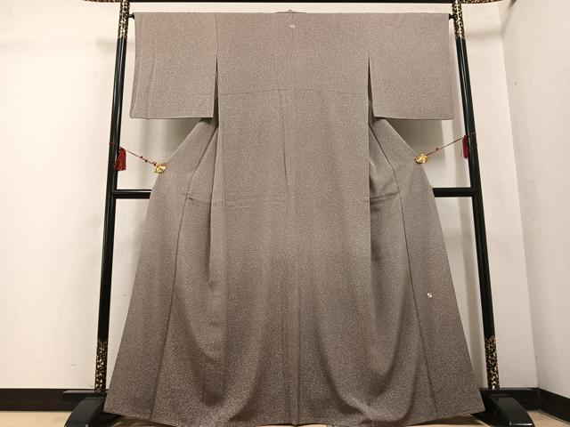 ■■■　サイズ　■■■ 身丈 163cm（肩から） 裄丈 65cm 袖丈 47cm　縫込み 6cm 袖幅 33cm 前幅 24.5cm 後幅 30cm 着物縫いこみ 内揚げ 4cm 裄 お袖側 約1cm　身頃側 約1cm ■■■　商品詳細　■■■ 【正絹・一つ紋】 状態は接写画像のように衿山に薄い汚れがございますが その他特に目立ったシミ汚れなどもなく大変良い状態です。 羽田登喜男の長男として生まれ、文字どおり、 工房に寝起きする幼少期を過ごした。 思春期には「思いきり好きなことをしなさい。 ただし、いずれは家業を必ず継ぐこと。」と父登喜男より言い渡され、 書、日本画、サッカーに打ち込む。 長じて、それらの体験が制作の基礎となることを実感する。 具象、非形象にとらわれない、自在なものづくりにも、 それは大きく関わっているといえる。 趣味の鮎釣りから、渓流など、水の流れをモチーフにしたものも多い。 生まれ育った京の町並みや、 うつろいゆく四季の風景を叙情豊かに描く作風は、 繊細でありながら力強い品が多いです。 大変上質な逸品になります。 お安く出品致しますので、是非この機会にいかがでしょうか？ ■■■　注意事項　■■■ ■モニター発色の具合により色合いが異なる場合がございます。 ■寸法は多少の誤差が生じる場合がございますのでご了承ください。 ■縫込みの長さが左右非対称の場合は短い部分を記載しております。 左右非対称であってもご返品・お値引き等の保証は出来かねますので、ご了承の上ご購入をお願い致します。 ■シミ等のチェックには注意を払っておりますが、見落としがある場合もございますし、個人の見解も様々ですので神経質な方のご購入はお控えください。 ■箪笥に入っておりました着物や帯なので畳みシワや匂いがあるものもございます。 ■お休みは基本的に土日祝となりますが、その他臨時でお休みする場合がございますのでご了承ください。 ■商品の発送は平日のみの発送となります。 ■夜間と土曜、日曜日はお問い合わせの回答が遅れる場合がございます。 ■当店では、お直し、紋入れ、お手入れ等は承っておりません。 ■生地の状態（ヤケ、経年劣化等）によってはサイズ直しが出来ない場合がございます。 その点もどうかご了承のうえ、ご購入をお願いいたします。 ■弊社で取り扱う商品は一点ものにつき、時期や在庫状況に応じて金額が変更となる場合がございます。 ■検針は行っておりません。予めご了承いただきますようお願いいたします。 ■【洗える着物】と記載のある商品におきましては、商品お届け後に洗濯を行ってしまってからのご返品にはご対応しかねます。 念の為、専門店でのお手入れをお願いいたします。 ■着物のサイズ目安は下記を参考ください↓ ＜女性着物＞　お端折り次第で＋5cm　−1cmが着用可能サイズ 　例）身丈170cmの場合、身長160cm〜175cm ＜男性着物＞　身丈＋約25cm〜27cm程が適応身長 　例）身丈155cmの場合、身長180〜182cm