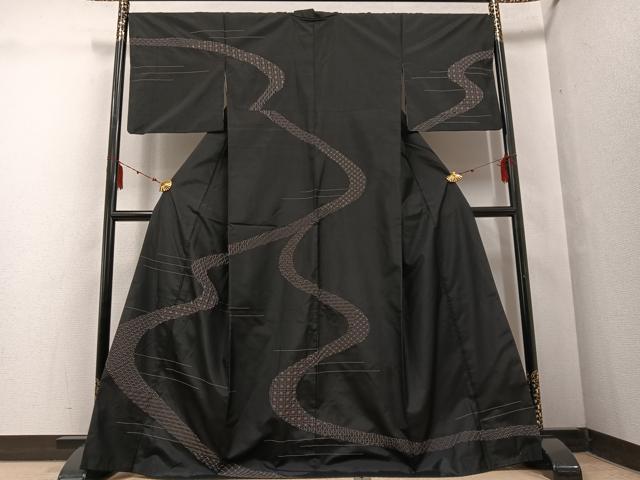■■■　サイズ　■■■ 身丈 167.5cm（肩から） 裄丈 68cm 袖丈 48cm　縫込み 0cm 袖幅 35cm 前幅 26.5cm 後幅 30.5cm 着物縫いこみ 内揚げ 3cm 裄 お袖側 約1cm　身頃側 約1cm ■■■　商品詳細　■■■ 【正絹】 状態は接写画像のように衿山に薄い汚れがございますが その他特に目立ったシミ汚れなどもなく大変良い状態です。 大変上質な逸品になります。 お安く出品致しますので、是非この機会にいかがでしょうか？ ■■■　注意事項　■■■ ■モニター発色の具合により色合いが異なる場合がございます。 ■寸法は多少の誤差が生じる場合がございますのでご了承ください。 ■縫込みの長さが左右非対称の場合は短い部分を記載しております。 左右非対称であってもご返品・お値引き等の保証は出来かねますので、ご了承の上ご購入をお願い致します。 ■シミ等のチェックには注意を払っておりますが、見落としがある場合もございますし、個人の見解も様々ですので神経質な方のご購入はお控えください。 ■箪笥に入っておりました着物や帯なので畳みシワや匂いがあるものもございます。 ■お休みは基本的に土日祝となりますが、その他臨時でお休みする場合がございますのでご了承ください。 ■商品の発送は平日のみの発送となります。 ■夜間と土曜、日曜日はお問い合わせの回答が遅れる場合がございます。 ■当店では、お直し、紋入れ、お手入れ等は承っておりません。 ■生地の状態（ヤケ、経年劣化等）によってはサイズ直しが出来ない場合がございます。 その点もどうかご了承のうえ、ご購入をお願いいたします。 ■弊社で取り扱う商品は一点ものにつき、時期や在庫状況に応じて金額が変更となる場合がございます。 ■検針は行っておりません。予めご了承いただきますようお願いいたします。 ■【洗える着物】と記載のある商品におきましては、商品お届け後に洗濯を行ってしまってからのご返品にはご対応しかねます。 念の為、専門店でのお手入れをお願いいたします。 ■着物のサイズ目安は下記を参考ください↓ ＜女性着物＞　お端折り次第で＋5cm　−1cmが着用可能サイズ 　例）身丈170cmの場合、身長160cm〜175cm ＜男性着物＞　身丈＋約25cm〜27cm程が適応身長 　例）身丈155cmの場合、身長180〜182cm