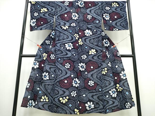 ■■■　サイズ　■■■ 身丈 148.5cm（肩から） 裄丈 68.5cm 袖丈 45cm　縫込み 1.5cm 袖幅 35cm 前幅 23.5cm 後幅 31.5cm 着物縫いこみ 内揚げ 0cm 裄 お袖側 約1cm　身頃側 約0cm ■■■　商品詳細　■■■ 【綿】 状態は特に目立ったシミ汚れなどもなく大変良い状態です。 人気の高い“有松鳴海絞り”の浴衣でございます。 “鳴海絞り”ならではの表情を生み出す立体感と 淡いぼかしで息を吹き込まれ、 今にも動き出しそうな迫力を放っております。 夏祭りや花火大会、これから増えるイベントに連れ立って、 より夏をお楽しみ下さいませ。 大変上質な逸品になります。 お安く出品致しますので、是非この機会にいかがでしょうか？ ■■■　注意事項　■■■ ■モニター発色の具合により色合いが異なる場合がございます。 ■寸法は多少の誤差が生じる場合がございますのでご了承ください。 ■縫込みの長さが左右非対称の場合は短い部分を記載しております。 左右非対称であってもご返品・お値引き等の保証は出来かねますので、ご了承の上ご購入をお願い致します。 ■シミ等のチェックには注意を払っておりますが、見落としがある場合もございますし、個人の見解も様々ですので神経質な方のご購入はお控えください。 ■箪笥に入っておりました着物や帯なので畳みシワや匂いがあるものもございます。 ■お休みは基本的に土日祝となりますが、その他臨時でお休みする場合がございますのでご了承ください。 ■商品の発送は平日のみの発送となります。 ■夜間と土曜、日曜日はお問い合わせの回答が遅れる場合がございます。 ■当店では、お直し、紋入れ、お手入れ等は承っておりません。 ■生地の状態（ヤケ、経年劣化等）によってはサイズ直しが出来ない場合がございます。 その点もどうかご了承のうえ、ご購入をお願いいたします。 ■弊社で取り扱う商品は一点ものにつき、時期や在庫状況に応じて金額が変更となる場合がございます。 ■検針は行っておりません。予めご了承いただきますようお願いいたします。 ■【洗える着物】と記載のある商品におきましては、商品お届け後に洗濯を行ってしまってからのご返品にはご対応しかねます。 念の為、専門店でのお手入れをお願いいたします。 ■着物のサイズ目安は下記を参考ください↓ ＜女性着物＞　お端折り次第で＋5cm　−1cmが着用可能サイズ 　例）身丈170cmの場合、身長160cm〜175cm ＜男性着物＞　身丈＋約25cm〜27cm程が適応身長 　例）身丈155cmの場合、身長180〜182cm