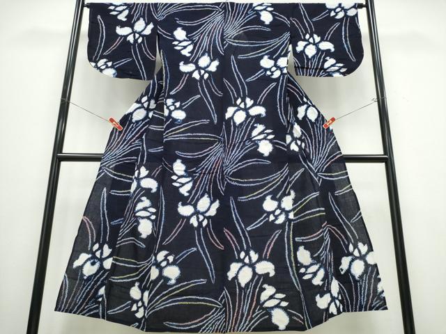 ■■■　サイズ　■■■ 身丈 148cm（肩から） 裄丈 66cm 袖丈 41.5cm　縫込み 1cm 袖幅 33.5cm 前幅 21.5cm 後幅 29cm 着物縫いこみ 内揚げ 0cm 裄 お袖側 約1cm　身頃側 約0cm ■■■　商品詳細　■■■ 【綿】 状態は特に目立ったシミ汚れなどもなく大変良い状態です。 人気の高い“有松鳴海絞り”の浴衣でございます。 “鳴海絞り”ならではの表情を生み出す立体感と 淡いぼかしで息を吹き込まれ、 今にも動き出しそうな迫力を放っております。 夏祭りや花火大会、これから増えるイベントに連れ立って、 より夏をお楽しみ下さいませ。 大変上質な逸品になります。 お安く出品致しますので、是非この機会にいかがでしょうか？ ■■■　注意事項　■■■ ■モニター発色の具合により色合いが異なる場合がございます。 ■寸法は多少の誤差が生じる場合がございますのでご了承ください。 ■縫込みの長さが左右非対称の場合は短い部分を記載しております。 左右非対称であってもご返品・お値引き等の保証は出来かねますので、ご了承の上ご購入をお願い致します。 ■シミ等のチェックには注意を払っておりますが、見落としがある場合もございますし、個人の見解も様々ですので神経質な方のご購入はお控えください。 ■箪笥に入っておりました着物や帯なので畳みシワや匂いがあるものもございます。 ■お休みは基本的に土日祝となりますが、その他臨時でお休みする場合がございますのでご了承ください。 ■商品の発送は平日のみの発送となります。 ■夜間と土曜、日曜日はお問い合わせの回答が遅れる場合がございます。 ■当店では、お直し、紋入れ、お手入れ等は承っておりません。 ■生地の状態（ヤケ、経年劣化等）によってはサイズ直しが出来ない場合がございます。 その点もどうかご了承のうえ、ご購入をお願いいたします。 ■弊社で取り扱う商品は一点ものにつき、時期や在庫状況に応じて金額が変更となる場合がございます。 ■検針は行っておりません。予めご了承いただきますようお願いいたします。 ■【洗える着物】と記載のある商品におきましては、商品お届け後に洗濯を行ってしまってからのご返品にはご対応しかねます。 念の為、専門店でのお手入れをお願いいたします。 ■着物のサイズ目安は下記を参考ください↓ ＜女性着物＞　お端折り次第で＋5cm　−1cmが着用可能サイズ 　例）身丈170cmの場合、身長160cm〜175cm ＜男性着物＞　身丈＋約25cm〜27cm程が適応身長 　例）身丈155cmの場合、身長180〜182cm