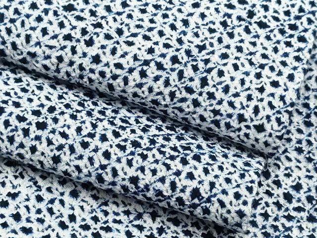 ■■■　サイズ　■■■ 身丈 154cm（肩から） 裄丈 68cm 袖丈 43.5cm　縫込み 1cm 袖幅 34.5cm 前幅 27cm 後幅 32cm 着物縫いこみ 内揚げ 0cm 裄 お袖側 約1cm　身頃側 約0cm ■■■　商品詳細　■■■ 【綿】 状態は接写画像のように表地所々に薄いシミ・ヤケがございます。 人気の高い“有松鳴海絞り”の浴衣でございます。 “鳴海絞り”ならではの表情を生み出す立体感と 淡いぼかしで息を吹き込まれ、 今にも動き出しそうな迫力を放っております。 夏祭りや花火大会、これから増えるイベントに連れ立って、 より夏をお楽しみ下さいませ。 大変上質な逸品になりますのでぜひお手入れをされてお召しになられてはいかがでしょうか。 お安く出品致しますので、是非この機会にいかがでしょうか？ ■■■　注意事項　■■■ ■モニター発色の具合により色合いが異なる場合がございます。 ■寸法は多少の誤差が生じる場合がございますのでご了承ください。 ■縫込みの長さが左右非対称の場合は短い部分を記載しております。 左右非対称であってもご返品・お値引き等の保証は出来かねますので、ご了承の上ご購入をお願い致します。 ■シミ等のチェックには注意を払っておりますが、見落としがある場合もございますし、個人の見解も様々ですので神経質な方のご購入はお控えください。 ■箪笥に入っておりました着物や帯なので畳みシワや匂いがあるものもございます。 ■お休みは基本的に土日祝となりますが、その他臨時でお休みする場合がございますのでご了承ください。 ■商品の発送は平日のみの発送となります。 ■夜間と土曜、日曜日はお問い合わせの回答が遅れる場合がございます。 ■当店では、お直し、紋入れ、お手入れ等は承っておりません。 ■生地の状態（ヤケ、経年劣化等）によってはサイズ直しが出来ない場合がございます。 その点もどうかご了承のうえ、ご購入をお願いいたします。 ■弊社で取り扱う商品は一点ものにつき、時期や在庫状況に応じて金額が変更となる場合がございます。 ■検針は行っておりません。予めご了承いただきますようお願いいたします。 ■【洗える着物】と記載のある商品におきましては、商品お届け後に洗濯を行ってしまってからのご返品にはご対応しかねます。 念の為、専門店でのお手入れをお願いいたします。 ■着物のサイズ目安は下記を参考ください↓ ＜女性着物＞　お端折り次第で＋5cm　−1cmが着用可能サイズ 　例）身丈170cmの場合、身長160cm〜175cm ＜男性着物＞　身丈＋約25cm〜27cm程が適応身長 　例）身丈155cmの場合、身長180〜182cm