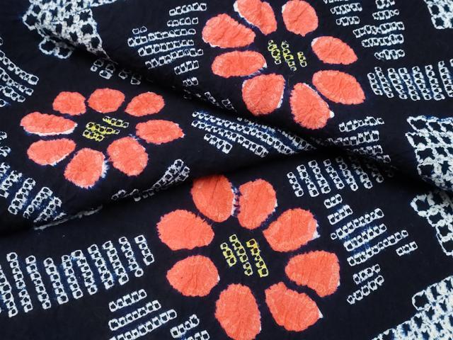 ■■■　サイズ　■■■ 身丈 148cm（肩から） 裄丈 64cm 袖丈 45cm　縫込み 1.5cm 袖幅 33.5cm 前幅 23.5cm 後幅 30cm 着物縫いこみ 内揚げ 0cm 裄 お袖側 約1cm　身頃側 約1.5cm ■■■　商品詳細　■■■ 【綿】 状態は特に目立ったシミ汚れなどもなく大変良い状態です。 人気の高い“有松鳴海絞り”の浴衣でございます。 “鳴海絞り”ならではの表情を生み出す立体感と 淡いぼかしで息を吹き込まれ、 今にも動き出しそうな迫力を放っております。 夏祭りや花火大会、これから増えるイベントに連れ立って、 より夏をお楽しみ下さいませ。 大変上質な逸品になります。 お安く出品致しますので、是非この機会にいかがでしょうか？ ■■■　注意事項　■■■ ■モニター発色の具合により色合いが異なる場合がございます。 ■寸法は多少の誤差が生じる場合がございますのでご了承ください。 ■縫込みの長さが左右非対称の場合は短い部分を記載しております。 左右非対称であってもご返品・お値引き等の保証は出来かねますので、ご了承の上ご購入をお願い致します。 ■シミ等のチェックには注意を払っておりますが、見落としがある場合もございますし、個人の見解も様々ですので神経質な方のご購入はお控えください。 ■箪笥に入っておりました着物や帯なので畳みシワや匂いがあるものもございます。 ■お休みは基本的に土日祝となりますが、その他臨時でお休みする場合がございますのでご了承ください。 ■商品の発送は平日のみの発送となります。 ■夜間と土曜、日曜日はお問い合わせの回答が遅れる場合がございます。 ■当店では、お直し、紋入れ、お手入れ等は承っておりません。 ■生地の状態（ヤケ、経年劣化等）によってはサイズ直しが出来ない場合がございます。 その点もどうかご了承のうえ、ご購入をお願いいたします。 ■弊社で取り扱う商品は一点ものにつき、時期や在庫状況に応じて金額が変更となる場合がございます。 ■検針は行っておりません。予めご了承いただきますようお願いいたします。 ■【洗える着物】と記載のある商品におきましては、商品お届け後に洗濯を行ってしまってからのご返品にはご対応しかねます。 念の為、専門店でのお手入れをお願いいたします。 ■着物のサイズ目安は下記を参考ください↓ ＜女性着物＞　お端折り次第で＋5cm　−1cmが着用可能サイズ 　例）身丈170cmの場合、身長160cm〜175cm ＜男性着物＞　身丈＋約25cm〜27cm程が適応身長 　例）身丈155cmの場合、身長180〜182cm