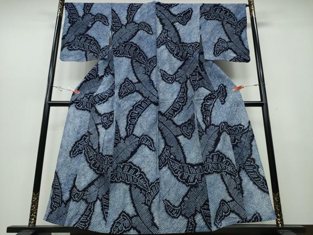 ■■■　サイズ　■■■ 身丈 159cm（肩から） 裄丈 68cm 袖丈 48cm　縫込み 2.5cm 袖幅 35cm 前幅 24.5cm 後幅 30.5cm 着物縫いこみ 内揚げ 0cm 裄 お袖側 約1.5cm　身頃側 約1cm ■■■　商品詳細　■■■ 【綿・未使用】 状態は特に目立ったシミ汚れなどもなく大変良い状態です。 人気の高い“有松鳴海絞り”の浴衣でございます。 “鳴海絞り”ならではの表情を生み出す立体感と 淡いぼかしで息を吹き込まれ、 今にも動き出しそうな迫力を放っております。 夏祭りや花火大会、これから増えるイベントに連れ立って、 より夏をお楽しみ下さいませ。 大変上質な逸品になります。 お安く出品致しますので、是非この機会にいかがでしょうか？ ■■■　注意事項　■■■ ■モニター発色の具合により色合いが異なる場合がございます。 ■寸法は多少の誤差が生じる場合がございますのでご了承ください。 ■縫込みの長さが左右非対称の場合は短い部分を記載しております。 左右非対称であってもご返品・お値引き等の保証は出来かねますので、ご了承の上ご購入をお願い致します。 ■シミ等のチェックには注意を払っておりますが、見落としがある場合もございますし、個人の見解も様々ですので神経質な方のご購入はお控えください。 ■箪笥に入っておりました着物や帯なので畳みシワや匂いがあるものもございます。 ■お休みは基本的に土日祝となりますが、その他臨時でお休みする場合がございますのでご了承ください。 ■商品の発送は平日のみの発送となります。 ■夜間と土曜、日曜日はお問い合わせの回答が遅れる場合がございます。 ■当店では、お直し、紋入れ、お手入れ等は承っておりません。 ■生地の状態（ヤケ、経年劣化等）によってはサイズ直しが出来ない場合がございます。 その点もどうかご了承のうえ、ご購入をお願いいたします。 ■弊社で取り扱う商品は一点ものにつき、時期や在庫状況に応じて金額が変更となる場合がございます。 ■検針は行っておりません。予めご了承いただきますようお願いいたします。 ■【洗える着物】と記載のある商品におきましては、商品お届け後に洗濯を行ってしまってからのご返品にはご対応しかねます。 念の為、専門店でのお手入れをお願いいたします。 ■着物のサイズ目安は下記を参考ください↓ ＜女性着物＞　お端折り次第で＋5cm　−1cmが着用可能サイズ 　例）身丈170cmの場合、身長160cm〜175cm ＜男性着物＞　身丈＋約25cm〜27cm程が適応身長 　例）身丈155cmの場合、身長180〜182cm