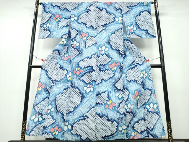 ■■■　サイズ　■■■ 身丈 155cm（肩から） 裄丈 66.5cm 袖丈 47cm　縫込み 2cm 袖幅 36cm 前幅 23cm 後幅 30.5cm 着物縫いこみ 内揚げ 0cm 裄 お袖側 約0cm　身頃側 約0cm ■■■　商品詳細　■■■ 【綿】 状態は接写画像のように後身頃・右袖後に薄いシミがございますが その他特に目立ったシミ汚れなどもなく大変良い状態です。 人気の高い“有松鳴海絞り”の浴衣でございます。 “鳴海絞り”ならではの表情を生み出す立体感と 淡いぼかしで息を吹き込まれ、 今にも動き出しそうな迫力を放っております。 夏祭りや花火大会、これから増えるイベントに連れ立って、 より夏をお楽しみ下さいませ。 大変上質な逸品になります。 お安く出品致しますので、是非この機会にいかがでしょうか？ ■■■　注意事項　■■■ ■モニター発色の具合により色合いが異なる場合がございます。 ■寸法は多少の誤差が生じる場合がございますのでご了承ください。 ■縫込みの長さが左右非対称の場合は短い部分を記載しております。 左右非対称であってもご返品・お値引き等の保証は出来かねますので、ご了承の上ご購入をお願い致します。 ■シミ等のチェックには注意を払っておりますが、見落としがある場合もございますし、個人の見解も様々ですので神経質な方のご購入はお控えください。 ■箪笥に入っておりました着物や帯なので畳みシワや匂いがあるものもございます。 ■お休みは基本的に土日祝となりますが、その他臨時でお休みする場合がございますのでご了承ください。 ■商品の発送は平日のみの発送となります。 ■夜間と土曜、日曜日はお問い合わせの回答が遅れる場合がございます。 ■当店では、お直し、紋入れ、お手入れ等は承っておりません。 ■生地の状態（ヤケ、経年劣化等）によってはサイズ直しが出来ない場合がございます。 その点もどうかご了承のうえ、ご購入をお願いいたします。 ■弊社で取り扱う商品は一点ものにつき、時期や在庫状況に応じて金額が変更となる場合がございます。 ■検針は行っておりません。予めご了承いただきますようお願いいたします。 ■【洗える着物】と記載のある商品におきましては、商品お届け後に洗濯を行ってしまってからのご返品にはご対応しかねます。 念の為、専門店でのお手入れをお願いいたします。 ■着物のサイズ目安は下記を参考ください↓ ＜女性着物＞　お端折り次第で＋5cm　−1cmが着用可能サイズ 　例）身丈170cmの場合、身長160cm〜175cm ＜男性着物＞　身丈＋約25cm〜27cm程が適応身長 　例）身丈155cmの場合、身長180〜182cm