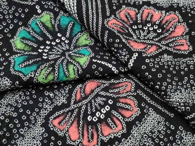 ■■■　サイズ　■■■ 身丈 162cm（肩から） 裄丈 68.5cm 袖丈 46.5cm　縫込み 1cm 袖幅 35.5cm 前幅 24cm 後幅 32cm 着物縫いこみ 内揚げ 0cm 裄 お袖側 約1.5cm　身頃側 約1cm ■■■　商品詳細　■■■ 【綿】 状態は接写画像のように右袖後に薄い汚れがございますが その他特に目立ったシミ汚れなどもなく大変良い状態です。 人気の高い“有松鳴海絞り”の浴衣でございます。 “鳴海絞り”ならではの表情を生み出す立体感と 淡いぼかしで息を吹き込まれ、 今にも動き出しそうな迫力を放っております。 夏祭りや花火大会、これから増えるイベントに連れ立って、 より夏をお楽しみ下さいませ。 大変上質な逸品になります。 お安く出品致しますので、是非この機会にいかがでしょうか？ ■■■　注意事項　■■■ ■モニター発色の具合により色合いが異なる場合がございます。 ■寸法は多少の誤差が生じる場合がございますのでご了承ください。 ■縫込みの長さが左右非対称の場合は短い部分を記載しております。 左右非対称であってもご返品・お値引き等の保証は出来かねますので、ご了承の上ご購入をお願い致します。 ■シミ等のチェックには注意を払っておりますが、見落としがある場合もございますし、個人の見解も様々ですので神経質な方のご購入はお控えください。 ■箪笥に入っておりました着物や帯なので畳みシワや匂いがあるものもございます。 ■お休みは基本的に土日祝となりますが、その他臨時でお休みする場合がございますのでご了承ください。 ■商品の発送は平日のみの発送となります。 ■夜間と土曜、日曜日はお問い合わせの回答が遅れる場合がございます。 ■当店では、お直し、紋入れ、お手入れ等は承っておりません。 ■生地の状態（ヤケ、経年劣化等）によってはサイズ直しが出来ない場合がございます。 その点もどうかご了承のうえ、ご購入をお願いいたします。 ■弊社で取り扱う商品は一点ものにつき、時期や在庫状況に応じて金額が変更となる場合がございます。 ■検針は行っておりません。予めご了承いただきますようお願いいたします。 ■【洗える着物】と記載のある商品におきましては、商品お届け後に洗濯を行ってしまってからのご返品にはご対応しかねます。 念の為、専門店でのお手入れをお願いいたします。 ■着物のサイズ目安は下記を参考ください↓ ＜女性着物＞　お端折り次第で＋5cm　−1cmが着用可能サイズ 　例）身丈170cmの場合、身長160cm〜175cm ＜男性着物＞　身丈＋約25cm〜27cm程が適応身長 　例）身丈155cmの場合、身長180〜182cm