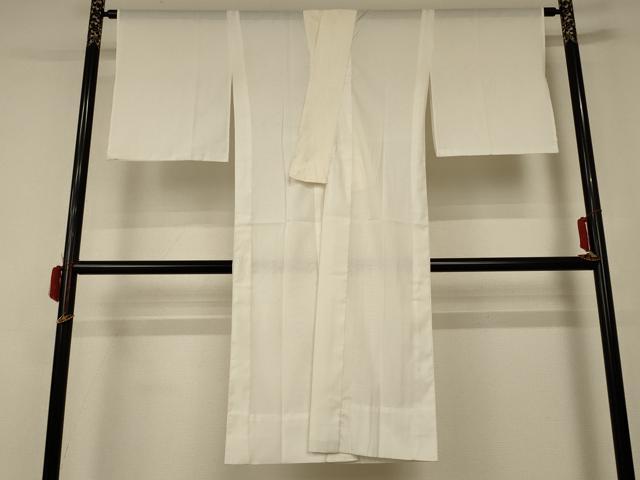 ■■■　サイズ　■■■ 身丈 127cm（肩から） 裄丈 63cm 袖丈 48.5cm　縫込み 2cm 袖幅 33.5cm 前幅 25cm 後幅 29cm 着物縫いこみ 内揚げ 0cm 裄 お袖側 約1cm　身頃側 約2cm ■■■　商品詳細　■■■ 【化繊】 状態は接写画像のように衿裏・衿山・袖口に薄い汚れがございますが その他特に目立ったシミ汚れなどもなく大変良い状態です。 お安く出品致しますので、是非この機会にいかがでしょうか？※ご自身で洗濯された場合の保証はできかねます。 専門店にご相談ください。 ■■■　注意事項　■■■ ■モニター発色の具合により色合いが異なる場合がございます。 ■寸法は多少の誤差が生じる場合がございますのでご了承ください。 ■縫込みの長さが左右非対称の場合は短い部分を記載しております。 左右非対称であってもご返品・お値引き等の保証は出来かねますので、ご了承の上ご購入をお願い致します。 ■シミ等のチェックには注意を払っておりますが、見落としがある場合もございますし、個人の見解も様々ですので神経質な方のご購入はお控えください。 ■箪笥に入っておりました着物や帯なので畳みシワや匂いがあるものもございます。 ■お休みは基本的に土日祝となりますが、その他臨時でお休みする場合がございますのでご了承ください。 ■商品の発送は平日のみの発送となります。 ■夜間と土曜、日曜日はお問い合わせの回答が遅れる場合がございます。 ■当店では、お直し、紋入れ、お手入れ等は承っておりません。 ■生地の状態（ヤケ、経年劣化等）によってはサイズ直しが出来ない場合がございます。 その点もどうかご了承のうえ、ご購入をお願いいたします。 ■弊社で取り扱う商品は一点ものにつき、時期や在庫状況に応じて金額が変更となる場合がございます。 ■検針は行っておりません。予めご了承いただきますようお願いいたします。 ■【洗える着物】と記載のある商品におきましては、商品お届け後に洗濯を行ってしまってからのご返品にはご対応しかねます。 念の為、専門店でのお手入れをお願いいたします。 ■着物のサイズ目安は下記を参考ください↓ ＜女性着物＞　お端折り次第で＋5cm　−1cmが着用可能サイズ 　例）身丈170cmの場合、身長160cm〜175cm ＜男性着物＞　身丈＋約25cm〜27cm程が適応身長 　例）身丈155cmの場合、身長180〜182cm