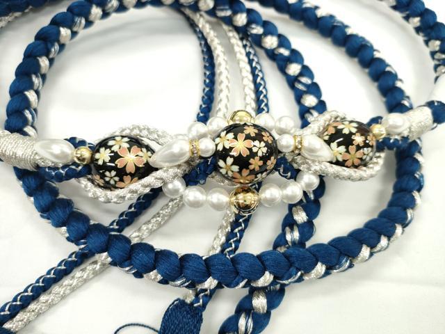 ■■■　サイズ　■■■ 長さ　約167.5cm（房を除く） ■■■　商品詳細　■■■ 【正絹・未使用】 状態は特に目立ったシミ汚れなどもなく大変良い状態です。 大変上質な逸品になります。 お安く出品致しますので、是非この機会にいかがでしょうか？ ■■■　注意事項　■■■ ■モニター発色の具合により色合いが異なる場合がございます。 ■寸法は多少の誤差が生じる場合がございますのでご了承ください。 ■縫込みの長さが左右非対称の場合は短い部分を記載しております。 左右非対称であってもご返品・お値引き等の保証は出来かねますので、ご了承の上ご購入をお願い致します。 ■シミ等のチェックには注意を払っておりますが、見落としがある場合もございますし、個人の見解も様々ですので神経質な方のご購入はお控えください。 ■箪笥に入っておりました着物や帯なので畳みシワや匂いがあるものもございます。 ■お休みは基本的に土日祝となりますが、その他臨時でお休みする場合がございますのでご了承ください。 ■商品の発送は平日のみの発送となります。 ■夜間と土曜、日曜日はお問い合わせの回答が遅れる場合がございます。 ■当店では、お直し、紋入れ、お手入れ等は承っておりません。 ■生地の状態（ヤケ、経年劣化等）によってはサイズ直しが出来ない場合がございます。 その点もどうかご了承のうえ、ご購入をお願いいたします。 ■弊社で取り扱う商品は一点ものにつき、時期や在庫状況に応じて金額が変更となる場合がございます。 ■検針は行っておりません。予めご了承いただきますようお願いいたします。 ■【洗える着物】と記載のある商品におきましては、商品お届け後に洗濯を行ってしまってからのご返品にはご対応しかねます。 念の為、専門店でのお手入れをお願いいたします。 ■着物のサイズ目安は下記を参考ください↓ ＜女性着物＞　お端折り次第で＋5cm　−1cmが着用可能サイズ 　例）身丈170cmの場合、身長160cm〜175cm ＜男性着物＞　身丈＋約25cm〜27cm程が適応身長 　例）身丈155cmの場合、身長180〜182cm