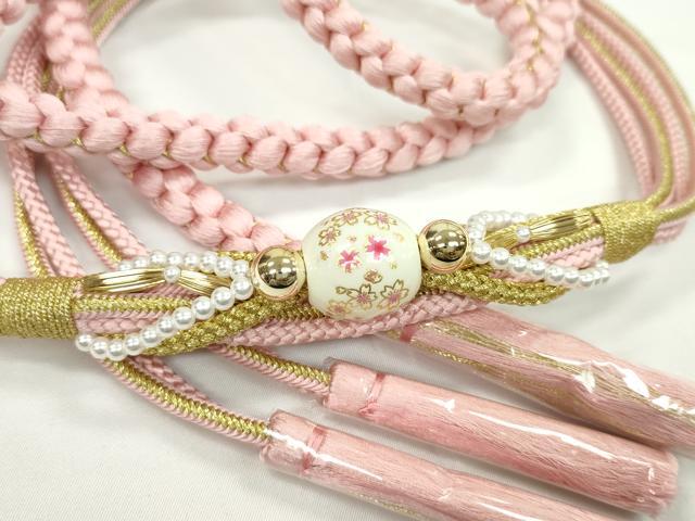 ■■■　サイズ　■■■ 長さ　約161cm（房を除く） ■■■　商品詳細　■■■ 【正絹・未使用】 状態は特に目立ったシミ汚れなどもなく大変良い状態です。 大変上質な逸品になります。 お安く出品致しますので、是非この機会にいかがでしょうか？ ■■■　注意事項　■■■ ■モニター発色の具合により色合いが異なる場合がございます。 ■寸法は多少の誤差が生じる場合がございますのでご了承ください。 ■縫込みの長さが左右非対称の場合は短い部分を記載しております。 左右非対称であってもご返品・お値引き等の保証は出来かねますので、ご了承の上ご購入をお願い致します。 ■シミ等のチェックには注意を払っておりますが、見落としがある場合もございますし、個人の見解も様々ですので神経質な方のご購入はお控えください。 ■箪笥に入っておりました着物や帯なので畳みシワや匂いがあるものもございます。 ■お休みは基本的に土日祝となりますが、その他臨時でお休みする場合がございますのでご了承ください。 ■商品の発送は平日のみの発送となります。 ■夜間と土曜、日曜日はお問い合わせの回答が遅れる場合がございます。 ■当店では、お直し、紋入れ、お手入れ等は承っておりません。 ■生地の状態（ヤケ、経年劣化等）によってはサイズ直しが出来ない場合がございます。 その点もどうかご了承のうえ、ご購入をお願いいたします。 ■弊社で取り扱う商品は一点ものにつき、時期や在庫状況に応じて金額が変更となる場合がございます。 ■検針は行っておりません。予めご了承いただきますようお願いいたします。 ■【洗える着物】と記載のある商品におきましては、商品お届け後に洗濯を行ってしまってからのご返品にはご対応しかねます。 念の為、専門店でのお手入れをお願いいたします。 ■着物のサイズ目安は下記を参考ください↓ ＜女性着物＞　お端折り次第で＋5cm　−1cmが着用可能サイズ 　例）身丈170cmの場合、身長160cm〜175cm ＜男性着物＞　身丈＋約25cm〜27cm程が適応身長 　例）身丈155cmの場合、身長180〜182cm