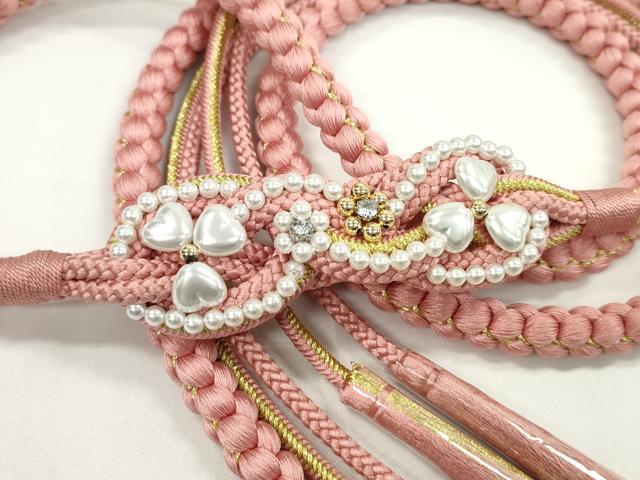 ■■■　サイズ　■■■ 長さ　約156cm（房を除く） ■■■　商品詳細　■■■ 【正絹・未使用】 状態は特に目立ったシミ汚れなどもなく大変良い状態です。 大変上質な逸品になります。 お安く出品致しますので、是非この機会にいかがでしょうか？ ■■■　注意事項　■■■ ■モニター発色の具合により色合いが異なる場合がございます。 ■寸法は多少の誤差が生じる場合がございますのでご了承ください。 ■縫込みの長さが左右非対称の場合は短い部分を記載しております。 左右非対称であってもご返品・お値引き等の保証は出来かねますので、ご了承の上ご購入をお願い致します。 ■シミ等のチェックには注意を払っておりますが、見落としがある場合もございますし、個人の見解も様々ですので神経質な方のご購入はお控えください。 ■箪笥に入っておりました着物や帯なので畳みシワや匂いがあるものもございます。 ■お休みは基本的に土日祝となりますが、その他臨時でお休みする場合がございますのでご了承ください。 ■商品の発送は平日のみの発送となります。 ■夜間と土曜、日曜日はお問い合わせの回答が遅れる場合がございます。 ■当店では、お直し、紋入れ、お手入れ等は承っておりません。 ■生地の状態（ヤケ、経年劣化等）によってはサイズ直しが出来ない場合がございます。 その点もどうかご了承のうえ、ご購入をお願いいたします。 ■弊社で取り扱う商品は一点ものにつき、時期や在庫状況に応じて金額が変更となる場合がございます。 ■検針は行っておりません。予めご了承いただきますようお願いいたします。 ■【洗える着物】と記載のある商品におきましては、商品お届け後に洗濯を行ってしまってからのご返品にはご対応しかねます。 念の為、専門店でのお手入れをお願いいたします。 ■着物のサイズ目安は下記を参考ください↓ ＜女性着物＞　お端折り次第で＋5cm　−1cmが着用可能サイズ 　例）身丈170cmの場合、身長160cm〜175cm ＜男性着物＞　身丈＋約25cm〜27cm程が適応身長 　例）身丈155cmの場合、身長180〜182cm