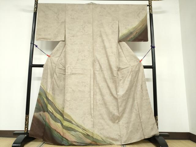 ■■■　サイズ　■■■ 身丈 162.5cm（肩から） 裄丈 66.5cm 袖丈 49.5cm　縫込み 4cm 袖幅 34.5cm 前幅 25.5cm 後幅 31.5cm 着物縫いこみ 内揚げ 0cm 裄 お袖側 約2cm　身頃側 約3cm ■■■　商品詳細　■■■ 【正絹・未使用】 状態は特に目立ったシミ汚れなどもなく大変良い状態です。 初代・斉藤才三郎の長男に生まれる。 染色作家として活躍していた父の影響を受け、同じく「珍粋」に奉公へ。 修業期間を終え、三才染工芸に入社。 二代目として得意先周りをし、技術の研鑽を重ねる。 父の知り合いであった日本画家・加納三楽輝に師事し、 筆運びから植物の写生などデッサンのアドバイスを受ける。 きもの雑誌で「親子創作展」が特集され、 三才のキモノは斬新と女優やモデルから注文が殺到。 「着る人を喜ばすきものづくり」に専念する。 昭和41年同社社長に就任、株式会社三才に社名を変更。 染色作家として新作を発表してきた個展は35回を数え、 大会場でのキモノショーも手がけて成功に導く。 和装の常識を打ち破った配色が「六十(才)地色に二十(才)柄」と業界から批判を浴びたが、 その独創的な色調は市場に受け入れられ、「三才調」と呼ばれるスタイルを確立した。 「上品すぎると野暮、粋すぎると下品」「きものはいきもの」「百線練磨」など 独自のファッション哲学を表す名言も多い。 大変上質な逸品になります。 お安く出品致しますので、是非この機会にいかがでしょうか？ ■■■　注意事項　■■■ ■モニター発色の具合により色合いが異なる場合がございます。 ■寸法は多少の誤差が生じる場合がございますのでご了承ください。 ■縫込みの長さが左右非対称の場合は短い部分を記載しております。 左右非対称であってもご返品・お値引き等の保証は出来かねますので、ご了承の上ご購入をお願い致します。 ■シミ等のチェックには注意を払っておりますが、見落としがある場合もございますし、個人の見解も様々ですので神経質な方のご購入はお控えください。 ■箪笥に入っておりました着物や帯なので畳みシワや匂いがあるものもございます。 ■お休みは基本的に土日祝となりますが、その他臨時でお休みする場合がございますのでご了承ください。 ■商品の発送は平日のみの発送となります。 ■夜間と土曜、日曜日はお問い合わせの回答が遅れる場合がございます。 ■当店では、お直し、紋入れ、お手入れ等は承っておりません。 ■生地の状態（ヤケ、経年劣化等）によってはサイズ直しが出来ない場合がございます。 その点もどうかご了承のうえ、ご購入をお願いいたします。 ■弊社で取り扱う商品は一点ものにつき、時期や在庫状況に応じて金額が変更となる場合がございます。 ■検針は行っておりません。予めご了承いただきますようお願いいたします。 ■【洗える着物】と記載のある商品におきましては、商品お届け後に洗濯を行ってしまってからのご返品にはご対応しかねます。 念の為、専門店でのお手入れをお願いいたします。 ■着物のサイズ目安は下記を参考ください↓ ＜女性着物＞　お端折り次第で＋5cm　−1cmが着用可能サイズ 　例）身丈170cmの場合、身長160cm〜175cm ＜男性着物＞　身丈＋約25cm〜27cm程が適応身長 　例）身丈155cmの場合、身長180〜182cm