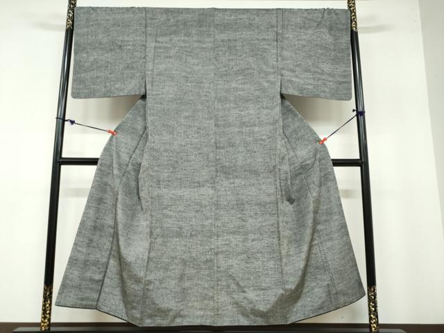 ■■■　サイズ　■■■ 身丈 148.5cm（肩から） 裄丈 70cm 袖丈 49cm　縫込み 5cm 袖幅 35.5cm 前幅 24cm 後幅 30.5cm 着物縫いこみ 内揚げ 6cm 裄 お袖側 約3cm　身頃側 約3cm ■■■　商品詳細　■■■ 【正絹】 状態は接写画像のように後身頃・右袖前に薄い汚れがございますが その他特に目立ったシミ汚れなどもなく大変良い状態です。 大変上質な逸品になります。 お安く出品致しますので、是非この機会にいかがでしょうか？ ■■■　注意事項　■■■ ■モニター発色の具合により色合いが異なる場合がございます。 ■寸法は多少の誤差が生じる場合がございますのでご了承ください。 ■縫込みの長さが左右非対称の場合は短い部分を記載しております。 左右非対称であってもご返品・お値引き等の保証は出来かねますので、ご了承の上ご購入をお願い致します。 ■シミ等のチェックには注意を払っておりますが、見落としがある場合もございますし、個人の見解も様々ですので神経質な方のご購入はお控えください。 ■箪笥に入っておりました着物や帯なので畳みシワや匂いがあるものもございます。 ■お休みは基本的に土日祝となりますが、その他臨時でお休みする場合がございますのでご了承ください。 ■商品の発送は平日のみの発送となります。 ■夜間と土曜、日曜日はお問い合わせの回答が遅れる場合がございます。 ■当店では、お直し、紋入れ、お手入れ等は承っておりません。 ■生地の状態（ヤケ、経年劣化等）によってはサイズ直しが出来ない場合がございます。 その点もどうかご了承のうえ、ご購入をお願いいたします。 ■弊社で取り扱う商品は一点ものにつき、時期や在庫状況に応じて金額が変更となる場合がございます。 ■検針は行っておりません。予めご了承いただきますようお願いいたします。 ■【洗える着物】と記載のある商品におきましては、商品お届け後に洗濯を行ってしまってからのご返品にはご対応しかねます。 念の為、専門店でのお手入れをお願いいたします。 ■着物のサイズ目安は下記を参考ください↓ ＜女性着物＞　お端折り次第で＋5cm　−1cmが着用可能サイズ 　例）身丈170cmの場合、身長160cm〜175cm ＜男性着物＞　身丈＋約25cm〜27cm程が適応身長 　例）身丈155cmの場合、身長180〜182cm