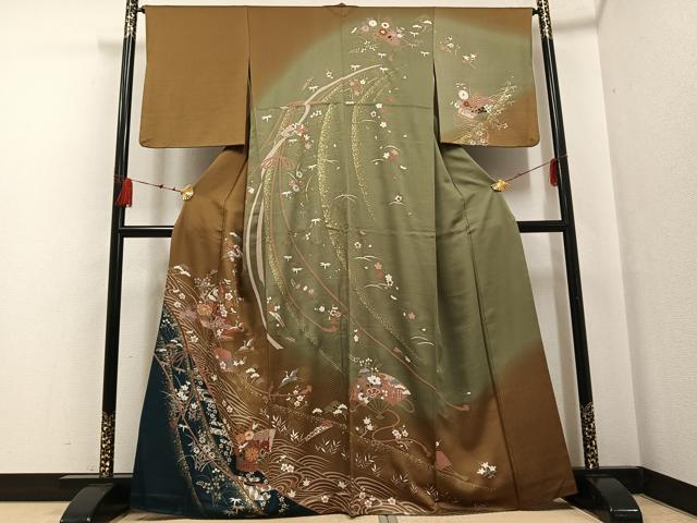 ■■■　サイズ　■■■ 身丈 163cm（肩から） 裄丈 65cm 袖丈 50.5cm　縫込み 4.5cm 袖幅 33cm 前幅 24cm 後幅 28.5cm 着物縫いこみ 内揚げ 5cm 裄 お袖側 約3cm　身頃側 約3cm ■■■　商品詳細　■■■ 【正絹】 状態は接写画像のように袖口・衿山・右袖前に薄い汚れがございますが その他特に目立ったシミ汚れなどもなく大変良い状態です。 大変上質な逸品になります。 お安く出品致しますので、是非この機会にいかがでしょうか？ ■■■　注意事項　■■■ ■モニター発色の具合により色合いが異なる場合がございます。 ■寸法は多少の誤差が生じる場合がございますのでご了承ください。 ■縫込みの長さが左右非対称の場合は短い部分を記載しております。 左右非対称であってもご返品・お値引き等の保証は出来かねますので、ご了承の上ご購入をお願い致します。 ■シミ等のチェックには注意を払っておりますが、見落としがある場合もございますし、個人の見解も様々ですので神経質な方のご購入はお控えください。 ■箪笥に入っておりました着物や帯なので畳みシワや匂いがあるものもございます。 ■お休みは基本的に土日祝となりますが、その他臨時でお休みする場合がございますのでご了承ください。 ■商品の発送は平日のみの発送となります。 ■夜間と土曜、日曜日はお問い合わせの回答が遅れる場合がございます。 ■当店では、お直し、紋入れ、お手入れ等は承っておりません。 ■生地の状態（ヤケ、経年劣化等）によってはサイズ直しが出来ない場合がございます。 その点もどうかご了承のうえ、ご購入をお願いいたします。 ■弊社で取り扱う商品は一点ものにつき、時期や在庫状況に応じて金額が変更となる場合がございます。 ■検針は行っておりません。予めご了承いただきますようお願いいたします。 ■【洗える着物】と記載のある商品におきましては、商品お届け後に洗濯を行ってしまってからのご返品にはご対応しかねます。 念の為、専門店でのお手入れをお願いいたします。 ■着物のサイズ目安は下記を参考ください↓ ＜女性着物＞　お端折り次第で＋5cm　−1cmが着用可能サイズ 　例）身丈170cmの場合、身長160cm〜175cm ＜男性着物＞　身丈＋約25cm〜27cm程が適応身長 　例）身丈155cmの場合、身長180〜182cm