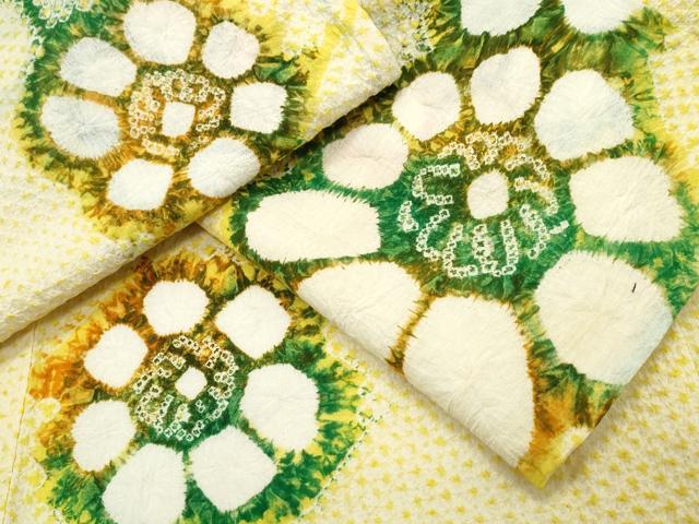 ■■■　サイズ　■■■ 身丈 156.5cm（肩から） 裄丈 67.5cm 袖丈 48cm　縫込み 2cm 袖幅 34cm 前幅 23.5cm 後幅 31cm 着物縫いこみ 内揚げ 0cm 裄 お袖側 約1cm　身頃側 約0cm ■■■　商品詳細　■■■ 【綿】 状態は特に目立ったシミ汚れなどもなく大変良い状態です。 人気の高い“有松鳴海絞り”の浴衣でございます。 “鳴海絞り”ならではの表情を生み出す立体感と 淡いぼかしで息を吹き込まれ、 今にも動き出しそうな迫力を放っております。 夏祭りや花火大会、これから増えるイベントに連れ立って、 より夏をお楽しみ下さいませ。 大変上質な逸品になります。 お安く出品致しますので、是非この機会にいかがでしょうか？ ■■■　注意事項　■■■ ■モニター発色の具合により色合いが異なる場合がございます。 ■寸法は多少の誤差が生じる場合がございますのでご了承ください。 ■縫込みの長さが左右非対称の場合は短い部分を記載しております。 左右非対称であってもご返品・お値引き等の保証は出来かねますので、ご了承の上ご購入をお願い致します。 ■シミ等のチェックには注意を払っておりますが、見落としがある場合もございますし、個人の見解も様々ですので神経質な方のご購入はお控えください。 ■箪笥に入っておりました着物や帯なので畳みシワや匂いがあるものもございます。 ■お休みは基本的に土日祝となりますが、その他臨時でお休みする場合がございますのでご了承ください。 ■商品の発送は平日のみの発送となります。 ■夜間と土曜、日曜日はお問い合わせの回答が遅れる場合がございます。 ■当店では、お直し、紋入れ、お手入れ等は承っておりません。 ■生地の状態（ヤケ、経年劣化等）によってはサイズ直しが出来ない場合がございます。 その点もどうかご了承のうえ、ご購入をお願いいたします。 ■弊社で取り扱う商品は一点ものにつき、時期や在庫状況に応じて金額が変更となる場合がございます。 ■検針は行っておりません。予めご了承いただきますようお願いいたします。 ■【洗える着物】と記載のある商品におきましては、商品お届け後に洗濯を行ってしまってからのご返品にはご対応しかねます。 念の為、専門店でのお手入れをお願いいたします。 ■着物のサイズ目安は下記を参考ください↓ ＜女性着物＞　お端折り次第で＋5?　−10?が着用可能サイズ 　例）身丈170?の場合、身長160?〜175? ＜男性着物＞　身丈＋約25?〜27?程が適応身長 　例）身丈155?の場合、身長180〜182?