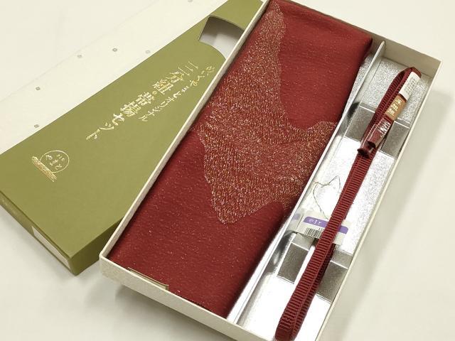 ■■■　商品詳細　■■■ 【未使用】 状態は特に目立ったシミ汚れなどもなく大変良い状態です。 大変上質な逸品になります。 お安く出品致しますので、是非この機会にいかがでしょうか？ ■■■　注意事項　■■■ ■モニター発色の具合により色合いが異なる場合がございます。 ■寸法は多少の誤差が生じる場合がございますのでご了承ください。 ■縫込みの長さが左右非対称の場合は短い部分を記載しております。 左右非対称であってもご返品・お値引き等の保証は出来かねますので、ご了承の上ご購入をお願い致します。 ■シミ等のチェックには注意を払っておりますが、見落としがある場合もございますし、個人の見解も様々ですので神経質な方のご購入はお控えください。 ■箪笥に入っておりました着物や帯なので畳みシワや匂いがあるものもございます。 ■お休みは基本的に土日祝となりますが、その他臨時でお休みする場合がございますのでご了承ください。 ■商品の発送は平日のみの発送となります。 ■夜間と土曜、日曜日はお問い合わせの回答が遅れる場合がございます。 ■当店では、お直し、紋入れ、お手入れ等は承っておりません。 ■生地の状態（ヤケ、経年劣化等）によってはサイズ直しが出来ない場合がございます。 その点もどうかご了承のうえ、ご購入をお願いいたします。 ■弊社で取り扱う商品は一点ものにつき、時期や在庫状況に応じて金額が変更となる場合がございます。 ■検針は行っておりません。予めご了承いただきますようお願いいたします。 ■【洗える着物】と記載のある商品におきましては、商品お届け後に洗濯を行ってしまってからのご返品にはご対応しかねます。 念の為、専門店でのお手入れをお願いいたします。 ■着物のサイズ目安は下記を参考ください↓ ＜女性着物＞　お端折り次第で＋5cm　−1cmが着用可能サイズ 　例）身丈170cmの場合、身長160cm〜175cm ＜男性着物＞　身丈＋約25cm〜27cm程が適応身長 　例）身丈155cmの場合、身長180〜182cm