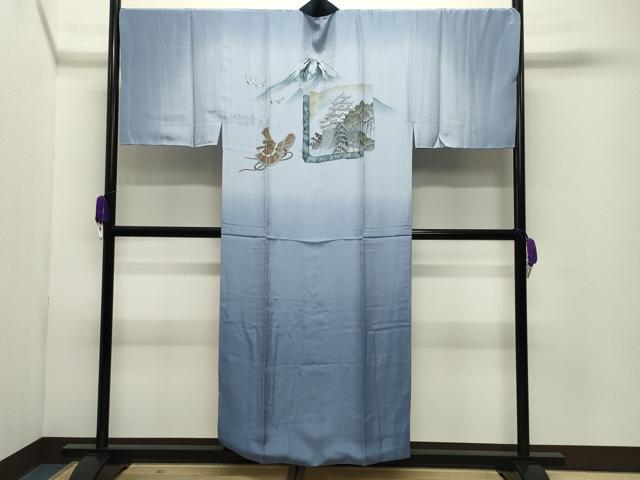 ■■■　サイズ　■■■ 身丈 153cm（肩から） 裄丈 70.5cm 袖丈 48.5cm　縫込み 7cm 袖幅 36cm 前幅 30cm 後幅 33.5cm 着物縫いこみ 内揚げ 0cm 裄 お袖側 約5.5cm　身頃側 約6cm ■■■　商品詳細　■■■ 【正絹・未使用】 状態は特に目立ったシミ汚れなどもなく大変良い状態です。 大変上質な逸品になります。 お安く出品致しますので、是非この機会にいかがでしょうか？ ■■■　注意事項　■■■ ■モニター発色の具合により色合いが異なる場合がございます。 ■寸法は多少の誤差が生じる場合がございますのでご了承ください。 ■縫込みの長さが左右非対称の場合は短い部分を記載しております。 左右非対称であってもご返品・お値引き等の保証は出来かねますので、ご了承の上ご購入をお願い致します。 ■シミ等のチェックには注意を払っておりますが、見落としがある場合もございますし、個人の見解も様々ですので神経質な方のご購入はお控えください。 ■箪笥に入っておりました着物や帯なので畳みシワや匂いがあるものもございます。 ■お休みは基本的に土日祝となりますが、その他臨時でお休みする場合がございますのでご了承ください。 ■商品の発送は平日のみの発送となります。 ■夜間と土曜、日曜日はお問い合わせの回答が遅れる場合がございます。 ■当店では、お直し、紋入れ、お手入れ等は承っておりません。 ■生地の状態（ヤケ、経年劣化等）によってはサイズ直しが出来ない場合がございます。 その点もどうかご了承のうえ、ご購入をお願いいたします。 ■弊社で取り扱う商品は一点ものにつき、時期や在庫状況に応じて金額が変更となる場合がございます。 ■検針は行っておりません。予めご了承いただきますようお願いいたします。 ■【洗える着物】と記載のある商品におきましては、商品お届け後に洗濯を行ってしまってからのご返品にはご対応しかねます。 念の為、専門店でのお手入れをお願いいたします。 ■写真に写っている物が全てになります。それ以外の付属品はございませんのでご了承ください。 ■状態に関する写真につきましては、掲載可能な写真枚数に限りがあるため、各箇所につき1枚参考画像を掲載しております。 ■着物のサイズ目安は下記を参考ください↓ ＜女性着物＞　お端折り次第で＋5cm　−1cmが着用可能サイズ 　例）身丈170cmの場合、身長160cm〜175cm ＜男性着物＞　身丈＋約25cm〜27cm程が適応身長 　例）身丈155cmの場合、身長180〜182cm