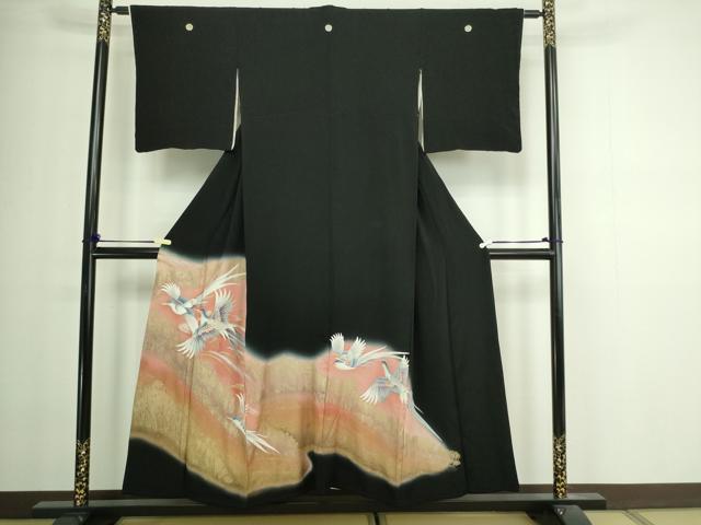 ■■■　サイズ　■■■ 身丈 153cm（肩から） 裄丈 62cm 袖丈 48cm　縫込み 3.5cm 袖幅 33cm 前幅 22.5cm 後幅 29.5cm 着物縫いこみ 内揚げ 4.5cm 裄 お袖側 約2cm　身頃側 約3cm ■■■　商品詳細　■■■ 【正絹・五つ紋・比翼仕立て】 状態は画像を添付しておりますので、そちらをご確認下さいますよう宜しくお願い致します。 大変上質な逸品になります。 お安く出品致しますので、是非この機会にいかがでしょうか？ ■■■　注意事項　■■■ ■モニター発色の具合により色合いが異なる場合がございます。 ■寸法は多少の誤差が生じる場合がございますのでご了承ください。 ■縫込みの長さが左右非対称の場合は短い部分を記載しております。 左右非対称であってもご返品・お値引き等の保証は出来かねますので、ご了承の上ご購入をお願い致します。 ■シミ等のチェックには注意を払っておりますが、見落としがある場合もございますし、個人の見解も様々ですので神経質な方のご購入はお控えください。 ■箪笥に入っておりました着物や帯なので畳みシワや匂いがあるものもございます。 ■お休みは基本的に土日祝となりますが、その他臨時でお休みする場合がございますのでご了承ください。 ■商品の発送は平日のみの発送となります。 ■夜間と土曜、日曜日はお問い合わせの回答が遅れる場合がございます。 ■当店では、お直し、紋入れ、お手入れ等は承っておりません。 ■生地の状態（ヤケ、経年劣化等）によってはサイズ直しが出来ない場合がございます。 その点もどうかご了承のうえ、ご購入をお願いいたします。 ■弊社で取り扱う商品は一点ものにつき、時期や在庫状況に応じて金額が変更となる場合がございます。 ■検針は行っておりません。予めご了承いただきますようお願いいたします。 ■【洗える着物】と記載のある商品におきましては、商品お届け後に洗濯を行ってしまってからのご返品にはご対応しかねます。 念の為、専門店でのお手入れをお願いいたします。 ■着物のサイズ目安は下記を参考ください↓ ＜女性着物＞　お端折り次第で＋5cm　−1cmが着用可能サイズ 　例）身丈170cmの場合、身長160cm〜175cm ＜男性着物＞　身丈＋約25cm〜27cm程が適応身長 　例）身丈155cmの場合、身長180〜182cm