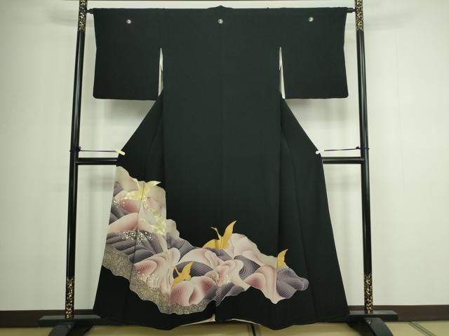 ■■■　サイズ　■■■ 身丈 156.5cm（肩から） 裄丈 64cm 袖丈 48cm　縫込み 5.5cm 袖幅 32cm 前幅 23.5cm 後幅 30cm 着物縫いこみ 内揚げ 5cm 裄 お袖側 約3cm　身頃側 約2cm ■■■　商品詳細　■■■ 【正絹・五つ紋・比翼仕立て】 状態は画像を添付しておりますので、そちらをご確認下さいますよう宜しくお願い致します。 大変上質な逸品になります。 お安く出品致しますので、是非この機会にいかがでしょうか？ ■■■　注意事項　■■■ ■モニター発色の具合により色合いが異なる場合がございます。 ■寸法は多少の誤差が生じる場合がございますのでご了承ください。 ■縫込みの長さが左右非対称の場合は短い部分を記載しております。 左右非対称であってもご返品・お値引き等の保証は出来かねますので、ご了承の上ご購入をお願い致します。 ■シミ等のチェックには注意を払っておりますが、見落としがある場合もございますし、個人の見解も様々ですので神経質な方のご購入はお控えください。 ■箪笥に入っておりました着物や帯なので畳みシワや匂いがあるものもございます。 ■お休みは基本的に土日祝となりますが、その他臨時でお休みする場合がございますのでご了承ください。 ■商品の発送は平日のみの発送となります。 ■夜間と土曜、日曜日はお問い合わせの回答が遅れる場合がございます。 ■当店では、お直し、紋入れ、お手入れ等は承っておりません。 ■生地の状態（ヤケ、経年劣化等）によってはサイズ直しが出来ない場合がございます。 その点もどうかご了承のうえ、ご購入をお願いいたします。 ■弊社で取り扱う商品は一点ものにつき、時期や在庫状況に応じて金額が変更となる場合がございます。 ■検針は行っておりません。予めご了承いただきますようお願いいたします。 ■【洗える着物】と記載のある商品におきましては、商品お届け後に洗濯を行ってしまってからのご返品にはご対応しかねます。 念の為、専門店でのお手入れをお願いいたします。 ■着物のサイズ目安は下記を参考ください↓ ＜女性着物＞　お端折り次第で＋5cm　−1cmが着用可能サイズ 　例）身丈170cmの場合、身長160cm〜175cm ＜男性着物＞　身丈＋約25cm〜27cm程が適応身長 　例）身丈155cmの場合、身長180〜182cm