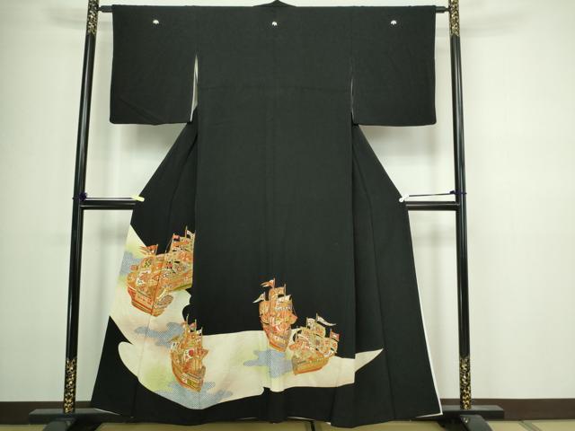 ■■■　サイズ　■■■ 身丈 155cm（肩から） 裄丈 63cm 袖丈 48cm　縫込み 4cm 袖幅 32.5cm 前幅 24cm 後幅 29.5cm 着物縫いこみ 内揚げ 9.5cm 裄 お袖側 約1.5cm　身頃側 約2cm ■■■　商品詳細　■■■ 【正絹・五つ紋・比翼仕立て】 状態は画像を添付しておりますので、そちらをご確認下さいますよう宜しくお願い致します。 大変上質な逸品になります。 お安く出品致しますので、是非この機会にいかがでしょうか？ ■■■　注意事項　■■■ ■モニター発色の具合により色合いが異なる場合がございます。 ■寸法は多少の誤差が生じる場合がございますのでご了承ください。 ■縫込みの長さが左右非対称の場合は短い部分を記載しております。 左右非対称であってもご返品・お値引き等の保証は出来かねますので、ご了承の上ご購入をお願い致します。 ■シミ等のチェックには注意を払っておりますが、見落としがある場合もございますし、個人の見解も様々ですので神経質な方のご購入はお控えください。 ■箪笥に入っておりました着物や帯なので畳みシワや匂いがあるものもございます。 ■お休みは基本的に土日祝となりますが、その他臨時でお休みする場合がございますのでご了承ください。 ■商品の発送は平日のみの発送となります。 ■夜間と土曜、日曜日はお問い合わせの回答が遅れる場合がございます。 ■当店では、お直し、紋入れ、お手入れ等は承っておりません。 ■生地の状態（ヤケ、経年劣化等）によってはサイズ直しが出来ない場合がございます。 その点もどうかご了承のうえ、ご購入をお願いいたします。 ■弊社で取り扱う商品は一点ものにつき、時期や在庫状況に応じて金額が変更となる場合がございます。 ■検針は行っておりません。予めご了承いただきますようお願いいたします。 ■【洗える着物】と記載のある商品におきましては、商品お届け後に洗濯を行ってしまってからのご返品にはご対応しかねます。 念の為、専門店でのお手入れをお願いいたします。 ■着物のサイズ目安は下記を参考ください↓ ＜女性着物＞　お端折り次第で＋5cm　−1cmが着用可能サイズ 　例）身丈170cmの場合、身長160cm〜175cm ＜男性着物＞　身丈＋約25cm〜27cm程が適応身長 　例）身丈155cmの場合、身長180〜182cm