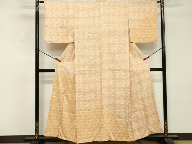 ■■■　サイズ　■■■ 身丈 154cm（肩から） 裄丈 62cm 袖丈 48cm　縫込み 4cm 袖幅 32cm 前幅 26cm 後幅 30cm 着物縫いこみ 内揚げ 5cm 裄 お袖側 約3cm　身頃側 約3cm ■■■　商品詳細　■■■ 【正絹】 状態は特に目立ったシミ汚れなどもなく大変良い状態です。 大変上質な逸品になります。 お安く出品致しますので、是非この機会にいかがでしょうか？ ■■■　注意事項　■■■ ■モニター発色の具合により色合いが異なる場合がございます。 ■寸法は多少の誤差が生じる場合がございますのでご了承ください。 ■縫込みの長さが左右非対称の場合は短い部分を記載しております。 左右非対称であってもご返品・お値引き等の保証は出来かねますので、ご了承の上ご購入をお願い致します。 ■シミ等のチェックには注意を払っておりますが、見落としがある場合もございますし、個人の見解も様々ですので神経質な方のご購入はお控えください。 ■箪笥に入っておりました着物や帯なので畳みシワや匂いがあるものもございます。 ■お休みは基本的に土日祝となりますが、その他臨時でお休みする場合がございますのでご了承ください。 ■商品の発送は平日のみの発送となります。 ■夜間と土曜、日曜日はお問い合わせの回答が遅れる場合がございます。 ■当店では、お直し、紋入れ、お手入れ等は承っておりません。 ■生地の状態（ヤケ、経年劣化等）によってはサイズ直しが出来ない場合がございます。 その点もどうかご了承のうえ、ご購入をお願いいたします。 ■弊社で取り扱う商品は一点ものにつき、時期や在庫状況に応じて金額が変更となる場合がございます。 ■検針は行っておりません。予めご了承いただきますようお願いいたします。 ■【洗える着物】と記載のある商品におきましては、商品お届け後に洗濯を行ってしまってからのご返品にはご対応しかねます。 念の為、専門店でのお手入れをお願いいたします。 ■写真に写っている物が全てになります。それ以外の付属品はございませんのでご了承ください。 ■着物のサイズ目安は下記を参考ください↓ ＜女性着物＞　お端折り次第で＋5cm　−1cmが着用可能サイズ 　例）身丈170cmの場合、身長160cm〜175cm ＜男性着物＞　身丈＋約25cm〜27cm程が適応身長 　例）身丈155cmの場合、身長180〜182cm