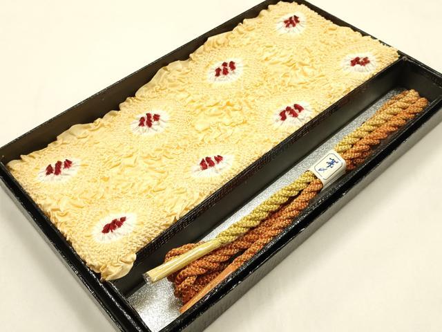 ■■■　商品詳細　■■■ 状態は参考画像のように薄い汚れ、糸よれがございます。 大変上質な逸品になります。 お安く出品致しますので、是非この機会にいかがでしょうか？ ■■■　注意事項　■■■ ■モニター発色の具合により色合いが異なる場合がございます。 ■寸法は多少の誤差が生じる場合がございますのでご了承ください。 ■縫込みの長さが左右非対称の場合は短い部分を記載しております。 左右非対称であってもご返品・お値引き等の保証は出来かねますので、ご了承の上ご購入をお願い致します。 ■シミ等のチェックには注意を払っておりますが、見落としがある場合もございますし、個人の見解も様々ですので神経質な方のご購入はお控えください。 ■箪笥に入っておりました着物や帯なので畳みシワや匂いがあるものもございます。 ■お休みは基本的に土日祝となりますが、その他臨時でお休みする場合がございますのでご了承ください。 ■商品の発送は平日のみの発送となります。 ■夜間と土曜、日曜日はお問い合わせの回答が遅れる場合がございます。 ■当店では、お直し、紋入れ、お手入れ等は承っておりません。 ■生地の状態（ヤケ、経年劣化等）によってはサイズ直しが出来ない場合がございます。 その点もどうかご了承のうえ、ご購入をお願いいたします。 ■弊社で取り扱う商品は一点ものにつき、時期や在庫状況に応じて金額が変更となる場合がございます。 ■検針は行っておりません。予めご了承いただきますようお願いいたします。 ■【洗える着物】と記載のある商品におきましては、商品お届け後に洗濯を行ってしまってからのご返品にはご対応しかねます。 念の為、専門店でのお手入れをお願いいたします。 ■着物のサイズ目安は下記を参考ください↓ ＜女性着物＞　お端折り次第で＋5cm　−1cmが着用可能サイズ 　例）身丈170cmの場合、身長160cm〜175cm ＜男性着物＞　身丈＋約25cm〜27cm程が適応身長 　例）身丈155cmの場合、身長180〜182cm