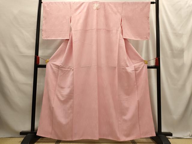 ■■■　サイズ　■■■ 身丈 160cm（肩から） 裄丈 64.5cm 袖丈 47cm　縫込み 3.5cm 袖幅 32.5cm 前幅 24cm 後幅 29.5cm 着物縫いこみ 内揚げ 0cm 裄 お袖側 約2cm　身頃側 約1.5cm ■■■　商品詳細　■■■ 【正絹・一つ紋】 状態は特に目立ったシミ汚れなどもなく大変良い状態です。 大変上質な逸品になります。 お安く出品致しますので、是非この機会にいかがでしょうか？ ■■■　注意事項　■■■ ■モニター発色の具合により色合いが異なる場合がございます。 ■寸法は多少の誤差が生じる場合がございますのでご了承ください。 ■縫込みの長さが左右非対称の場合は短い部分を記載しております。 左右非対称であってもご返品・お値引き等の保証は出来かねますので、ご了承の上ご購入をお願い致します。 ■シミ等のチェックには注意を払っておりますが、見落としがある場合もございますし、個人の見解も様々ですので神経質な方のご購入はお控えください。 ■箪笥に入っておりました着物や帯なので畳みシワや匂いがあるものもございます。 ■お休みは基本的に土日祝となりますが、その他臨時でお休みする場合がございますのでご了承ください。 ■商品の発送は平日のみの発送となります。 ■夜間と土曜、日曜日はお問い合わせの回答が遅れる場合がございます。 ■当店では、お直し、紋入れ、お手入れ等は承っておりません。 ■生地の状態（ヤケ、経年劣化等）によってはサイズ直しが出来ない場合がございます。 その点もどうかご了承のうえ、ご購入をお願いいたします。 ■弊社で取り扱う商品は一点ものにつき、時期や在庫状況に応じて金額が変更となる場合がございます。 ■検針は行っておりません。予めご了承いただきますようお願いいたします。 ■【洗える着物】と記載のある商品におきましては、商品お届け後に洗濯を行ってしまってからのご返品にはご対応しかねます。 念の為、専門店でのお手入れをお願いいたします。 ■着物のサイズ目安は下記を参考ください↓ ＜女性着物＞　お端折り次第で＋5cm　−1cmが着用可能サイズ 　例）身丈170cmの場合、身長160cm〜175cm ＜男性着物＞　身丈＋約25cm〜27cm程が適応身長 　例）身丈155cmの場合、身長180〜182cm