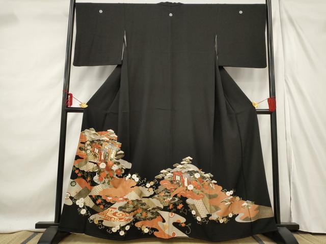 ■■■　サイズ　■■■ 身丈 161cm（肩から） 裄丈 68cm 袖丈 48cm　縫込み 7cm 袖幅 34cm 前幅 26cm 後幅 29cm 着物縫いこみ 内揚げ 3.5cm 裄 お袖側 約1cm　身頃側 約1cm ■■■　商品詳細　■■■ 【正絹・五つ紋・比翼仕立て】 状態は画像を添付しておりますので、そちらをご確認下さいますよう宜しくお願い致します。 大変上質な逸品になります。 お安く出品致しますので、是非この機会にいかがでしょうか？ ■■■　注意事項　■■■ ■モニター発色の具合により色合いが異なる場合がございます。 ■寸法は多少の誤差が生じる場合がございますのでご了承ください。 ■縫込みの長さが左右非対称の場合は短い部分を記載しております。 左右非対称であってもご返品・お値引き等の保証は出来かねますので、ご了承の上ご購入をお願い致します。 ■シミ等のチェックには注意を払っておりますが、見落としがある場合もございますし、個人の見解も様々ですので神経質な方のご購入はお控えください。 ■箪笥に入っておりました着物や帯なので畳みシワや匂いがあるものもございます。 ■お休みは基本的に土日祝となりますが、その他臨時でお休みする場合がございますのでご了承ください。 ■商品の発送は平日のみの発送となります。 ■夜間と土曜、日曜日はお問い合わせの回答が遅れる場合がございます。 ■当店では、お直し、紋入れ、お手入れ等は承っておりません。 ■生地の状態（ヤケ、経年劣化等）によってはサイズ直しが出来ない場合がございます。 その点もどうかご了承のうえ、ご購入をお願いいたします。 ■弊社で取り扱う商品は一点ものにつき、時期や在庫状況に応じて金額が変更となる場合がございます。 ■検針は行っておりません。予めご了承いただきますようお願いいたします。 ■【洗える着物】と記載のある商品におきましては、商品お届け後に洗濯を行ってしまってからのご返品にはご対応しかねます。 念の為、専門店でのお手入れをお願いいたします。 ■着物のサイズ目安は下記を参考ください↓ ＜女性着物＞　お端折り次第で＋5cm　−1cmが着用可能サイズ 　例）身丈170cmの場合、身長160cm〜175cm ＜男性着物＞　身丈＋約25cm〜27cm程が適応身長 　例）身丈155cmの場合、身長180〜182cm