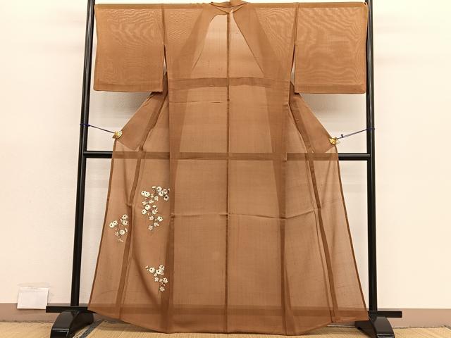 ■■■　サイズ　■■■ 身丈 162cm（肩から） 裄丈 68cm 袖丈 48cm　縫込み 5cm 袖幅 35cm 前幅 24.5cm 後幅 28cm 着物縫いこみ 内揚げ 0cm 裄 お袖側 約0cm　身頃側 約0cm ■■■　商品詳細　■■■ 【正絹・紋なし】 状態は接写画像のように 表地所々に若干のヤケ、右袖前に破れ、後身頃・衿山・裏地に薄い汚れがございます。 大変上質な逸品になりますのでぜひお手入れをされてお召しになられてはいかがでしょうか。 お安く出品致しますので、是非この機会にいかがでしょうか？ ■■■　注意事項　■■■ ■モニター発色の具合により色合いが異なる場合がございます。 ■寸法は多少の誤差が生じる場合がございますのでご了承ください。 ■縫込みの長さが左右非対称の場合は短い部分を記載しております。 左右非対称であってもご返品・お値引き等の保証は出来かねますので、ご了承の上ご購入をお願い致します。 ■シミ等のチェックには注意を払っておりますが、見落としがある場合もございますし、個人の見解も様々ですので神経質な方のご購入はお控えください。 ■箪笥に入っておりました着物や帯なので畳みシワや匂いがあるものもございます。 ■お休みは基本的に土日祝となりますが、その他臨時でお休みする場合がございますのでご了承ください。 ■商品の発送は平日のみの発送となります。 ■夜間と土曜、日曜日はお問い合わせの回答が遅れる場合がございます。 ■当店では、お直し、紋入れ、お手入れ等は承っておりません。 ■生地の状態（ヤケ、経年劣化等）によってはサイズ直しが出来ない場合がございます。 その点もどうかご了承のうえ、ご購入をお願いいたします。 ■弊社で取り扱う商品は一点ものにつき、時期や在庫状況に応じて金額が変更となる場合がございます。 ■検針は行っておりません。予めご了承いただきますようお願いいたします。 ■【洗える着物】と記載のある商品におきましては、商品お届け後に洗濯を行ってしまってからのご返品にはご対応しかねます。 念の為、専門店でのお手入れをお願いいたします。 ■写真に写っている物が全てになります。それ以外の付属品はございませんのでご了承ください。 ■状態に関する写真につきましては、掲載可能な写真枚数に限りがあるため、各箇所につき1枚参考画像を掲載しております。 ■着物のサイズ目安は下記を参考ください↓ ＜女性着物＞　お端折り次第で＋5cm　−1cmが着用可能サイズ 　例）身丈170cmの場合、身長160cm〜175cm ＜男性着物＞　身丈＋約25cm〜27cm程が適応身長 　例）身丈155cmの場合、身長180〜182cm