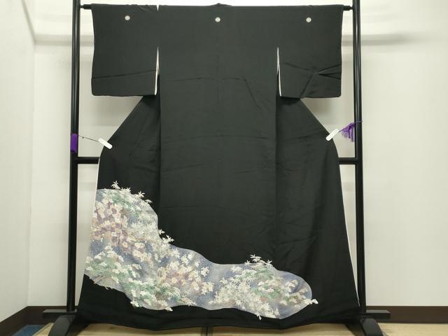 ■■■　サイズ　■■■ 身丈 161.5cm（肩から） 裄丈 62.5cm 袖丈 48cm　縫込み 4cm 袖幅 33cm 前幅 24cm 後幅 30.5cm 着物縫いこみ 内揚げ 6cm 裄 お袖側 約2.5cm　身頃側 約4.5cm ■■■　商品詳細　■■■ 【正絹・五つ紋・比翼仕立て】 状態は接写画像のようにおくみ・上前間・後身頃・衿・左袖に糸解け、袖口内側に薄い汚れがございます。 大変上質な逸品になりますのでぜひお手入れをされてお召しになられてはいかがでしょうか。 お安く出品致しますので、是非この機会にいかがでしょうか？ ■■■　注意事項　■■■ ■モニター発色の具合により色合いが異なる場合がございます。 ■寸法は多少の誤差が生じる場合がございますのでご了承ください。 ■縫込みの長さが左右非対称の場合は短い部分を記載しております。 左右非対称であってもご返品・お値引き等の保証は出来かねますので、ご了承の上ご購入をお願い致します。 ■シミ等のチェックには注意を払っておりますが、見落としがある場合もございますし、個人の見解も様々ですので神経質な方のご購入はお控えください。 ■箪笥に入っておりました着物や帯なので畳みシワや匂いがあるものもございます。 ■お休みは基本的に土日祝となりますが、その他臨時でお休みする場合がございますのでご了承ください。 ■商品の発送は平日のみの発送となります。 ■夜間と土曜、日曜日はお問い合わせの回答が遅れる場合がございます。 ■当店では、お直し、紋入れ、お手入れ等は承っておりません。 ■生地の状態（ヤケ、経年劣化等）によってはサイズ直しが出来ない場合がございます。 その点もどうかご了承のうえ、ご購入をお願いいたします。 ■弊社で取り扱う商品は一点ものにつき、時期や在庫状況に応じて金額が変更となる場合がございます。 ■検針は行っておりません。予めご了承いただきますようお願いいたします。 ■【洗える着物】と記載のある商品におきましては、商品お届け後に洗濯を行ってしまってからのご返品にはご対応しかねます。 念の為、専門店でのお手入れをお願いいたします。 ■着物のサイズ目安は下記を参考ください↓ ＜女性着物＞　お端折り次第で＋5cm　−1cmが着用可能サイズ 　例）身丈170cmの場合、身長160cm〜175cm ＜男性着物＞　身丈＋約25cm〜27cm程が適応身長 　例）身丈155cmの場合、身長180〜182cm