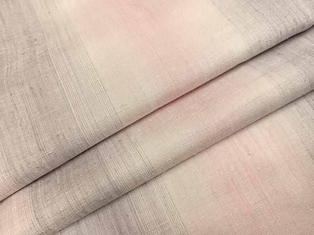 ■■■　サイズ　■■■ 身丈 159.5cm（肩から） 裄丈 63cm 袖丈 53cm　縫込み 4cm 袖幅 32.5cm 前幅 23cm 後幅 29cm 着物縫いこみ 内揚げ 5.5cm 裄 お袖側 約4cm　身頃側 約3.5cm ■■■　商品詳細　■■■ 【正絹・未使用】 状態は接写画像のように衿裏・胴裏にホックシミがございますが その他特に目立ったシミ汚れなどもなく大変良い状態です。 山形県米沢市で生産される絹織物で、 紅花からとれる染料で染めた先染めの真綿糸や 座繰り糸を用いて織る先染め織物です。 紅花染めは草木染の中でも色の定着が難しく、退色も激しいので、 思い通りの色合いに染めるのが非常に難しいものです。 紅花からとれる染料のうち、99％が黄色で、わずか1％が赤色です。 一反のきものを紅に染めるには90〜100万輪もの華が必要とされる、 赤としては非常に貴重な染料です。 紅花で染色された糸は、太陽光線によって薄く柔らかいピンク色に発色しますが、 気温や湿度などの条件で色が変化します。 紅花紬はその色の柔らかな感じと暖かな印象、素朴な風合いが好まれています。 大変上質な逸品になります。 お安く出品致しますので、是非この機会にいかがでしょうか？ ■■■　注意事項　■■■ ■モニター発色の具合により色合いが異なる場合がございます。 ■寸法は多少の誤差が生じる場合がございますのでご了承ください。 ■縫込みの長さが左右非対称の場合は短い部分を記載しております。 左右非対称であってもご返品・お値引き等の保証は出来かねますので、ご了承の上ご購入をお願い致します。 ■シミ等のチェックには注意を払っておりますが、見落としがある場合もございますし、個人の見解も様々ですので神経質な方のご購入はお控えください。 ■箪笥に入っておりました着物や帯なので畳みシワや匂いがあるものもございます。 ■お休みは基本的に土日祝となりますが、その他臨時でお休みする場合がございますのでご了承ください。 ■商品の発送は平日のみの発送となります。 ■夜間と土曜、日曜日はお問い合わせの回答が遅れる場合がございます。 ■当店では、お直し、紋入れ、お手入れ等は承っておりません。 ■生地の状態（ヤケ、経年劣化等）によってはサイズ直しが出来ない場合がございます。 その点もどうかご了承のうえ、ご購入をお願いいたします。 ■弊社で取り扱う商品は一点ものにつき、時期や在庫状況に応じて金額が変更となる場合がございます。 ■検針は行っておりません。予めご了承いただきますようお願いいたします。 ■【洗える着物】と記載のある商品におきましては、商品お届け後に洗濯を行ってしまってからのご返品にはご対応しかねます。 念の為、専門店でのお手入れをお願いいたします。 ■着物のサイズ目安は下記を参考ください↓ ＜女性着物＞　お端折り次第で＋5cm　−1cmが着用可能サイズ 　例）身丈170cmの場合、身長160cm〜175cm ＜男性着物＞　身丈＋約25cm〜27cm程が適応身長 　例）身丈155cmの場合、身長180〜182cm