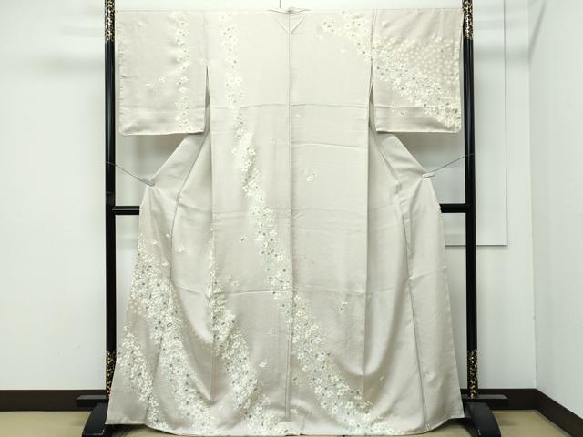 ■■■　サイズ　■■■ 身丈 168cm（肩から） 裄丈 67.5cm 袖丈 49cm　 縫込み 5cm 袖幅 34.5cm 前幅 24.5cm 後幅 30cm 着物縫いこみ 内揚げ 5cm 裄 お袖側 約 2cm　身頃側 約 2.5cm ■■■　商品詳細　■■■ 【正絹・未使用】 状態は特に目立ったシミ汚れなどもなく大変良い状態です。 大変上質な極上の逸品になります。 お安く出品致しますので、是非この機会にいかがでしょうか？ ■■■　注意事項　■■■ ■モニター発色の具合により色合いが異なる場合がございます。 ■寸法は多少の誤差が生じる場合がございますのでご了承ください。 ■縫込みの長さが左右非対称の場合は短い部分を記載しております。 左右非対称であってもご返品・お値引き等の保証は出来かねますので、ご了承の上ご購入をお願い致します。 ■シミ等のチェックには注意を払っておりますが、見落としがある場合もございますし、個人の見解も様々ですので神経質な方のご購入はお控えください。 ■箪笥に入っておりました着物や帯なので畳みシワや匂いがあるものもございます。 ■お休みは基本的に土日祝となりますが、その他臨時でお休みする場合がございますのでご了承ください。 ■商品の発送は平日のみの発送となります。 ■夜間と土曜、日曜日はお問い合わせの回答が遅れる場合がございます。 ■当店では、お直し、紋入れ、お手入れ等は承っておりません。 ■生地の状態（ヤケ、経年劣化等）によってはサイズ直しが出来ない場合がございます。 その点もどうかご了承のうえ、ご購入をお願いいたします。 ■弊社で取り扱う商品は一点ものにつき、時期や在庫状況に応じて金額が変更となる場合がございます。 ■検針は行っておりません。予めご了承いただきますようお願いいたします。 ■【洗える着物】と記載のある商品におきましては、商品お届け後に洗濯を行ってしまってからのご返品にはご対応しかねます。 念の為、専門店でのお手入れをお願いいたします。 ■着物のサイズ目安は下記を参考ください↓ ＜女性着物＞　お端折り次第で＋5?　−10?が着用可能サイズ 　例）身丈170?の場合、身長160?〜175? ＜男性着物＞　身丈＋約25?〜27?程が適応身長 　例）身丈155?の場合、身長180〜182?