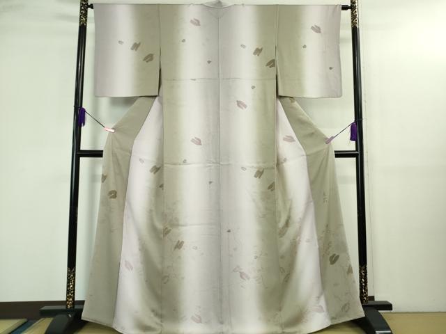 ■■■　サイズ　■■■ 身丈 165cm（肩から） 裄丈 64cm 袖丈 49cm 縫込み 5cm 袖幅 33.5cm 前幅 24.5cm 後幅 28.5cm 着物縫いこみ 内揚げ 8cm 裄 お袖側 約 3.5cm　身頃側 約 4.5cm ■■■　商品詳細　■■■ 【正絹】 状態は特に目立ったシミ汚れなどもなく大変良い状態です。 刀彫り作家・三代目　光蔵氏、 一刀彫とは、三重構造の絹地の一番上の層の一本だけを掘ってお柄を表現する技法でございます。 裏面に刃が突き抜けないように緯糸を断ち切ることによって、立体感のあるお柄が表現されています。 そして一刀彫の特徴として、お色をお柄に挿しているわけではございませんので、 光の加減によってはお柄は絹地と同化して消えたり浮かんだり。表情豊か。かつ、抑えた色彩の中に華やかな気品さえも感じます。 大変上質な極上の逸品になります。 お安く出品致しますので、是非この機会にいかがでしょうか？ ■■■　注意事項　■■■ ■モニター発色の具合により色合いが異なる場合がございます。 ■寸法は多少の誤差が生じる場合がございますのでご了承ください。 ■縫込みの長さが左右非対称の場合は短い部分を記載しております。 左右非対称であってもご返品・お値引き等の保証は出来かねますので、ご了承の上ご購入をお願い致します。 ■シミ等のチェックには注意を払っておりますが、見落としがある場合もございますし、個人の見解も様々ですので神経質な方のご購入はお控えください。 ■箪笥に入っておりました着物や帯なので畳みシワや匂いがあるものもございます。 ■お休みは基本的に土日祝となりますが、その他臨時でお休みする場合がございますのでご了承ください。 ■商品の発送は平日のみの発送となります。 ■夜間と土曜、日曜日はお問い合わせの回答が遅れる場合がございます。 ■当店では、お直し、紋入れ、お手入れ等は承っておりません。 ■生地の状態（ヤケ、経年劣化等）によってはサイズ直しが出来ない場合がございます。 その点もどうかご了承のうえ、ご購入をお願いいたします。 ■弊社で取り扱う商品は一点ものにつき、時期や在庫状況に応じて金額が変更となる場合がございます。 ■検針は行っておりません。予めご了承いただきますようお願いいたします。 ■【洗える着物】と記載のある商品におきましては、商品お届け後に洗濯を行ってしまってからのご返品にはご対応しかねます。 念の為、専門店でのお手入れをお願いいたします。 ■着物のサイズ目安は下記を参考ください↓ ＜女性着物＞　お端折り次第で＋5?　−10?が着用可能サイズ 　例）身丈170?の場合、身長160?〜175? ＜男性着物＞　身丈＋約25?〜27?程が適応身長 　例）身丈155?の場合、身長180〜182?