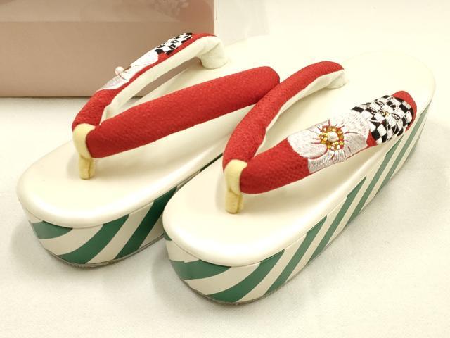 ■■■　サイズ　■■■ 【草　履】 長さ　　 24cm 幅　　　 8cm 踵高さ　 7cm ■■■　商品詳細　■■■ 状態は参考画像のように所々に薄い汚れがございます。 その他特に目立ったシミ汚れなどもなく大変良い状態です。 大変上質な逸品になります。 お安く出品致しますので、是非この機会にいかがでしょうか？ ■■■　注意事項　■■■ ■モニター発色の具合により色合いが異なる場合がございます。 ■寸法は多少の誤差が生じる場合がございますのでご了承ください。 ■縫込みの長さが左右非対称の場合は短い部分を記載しております。 左右非対称であってもご返品・お値引き等の保証は出来かねますので、ご了承の上ご購入をお願い致します。 ■シミ等のチェックには注意を払っておりますが、見落としがある場合もございますし、個人の見解も様々ですので神経質な方のご購入はお控えください。 ■箪笥に入っておりました着物や帯なので畳みシワや匂いがあるものもございます。 ■お休みは基本的に土日祝となりますが、その他臨時でお休みする場合がございますのでご了承ください。 ■商品の発送は平日のみの発送となります。 ■夜間と土曜、日曜日はお問い合わせの回答が遅れる場合がございます。 ■当店では、お直し、紋入れ、お手入れ等は承っておりません。 ■生地の状態（ヤケ、経年劣化等）によってはサイズ直しが出来ない場合がございます。 その点もどうかご了承のうえ、ご購入をお願いいたします。 ■弊社で取り扱う商品は一点ものにつき、時期や在庫状況に応じて金額が変更となる場合がございます。 ■検針は行っておりません。予めご了承いただきますようお願いいたします。 ■【洗える着物】と記載のある商品におきましては、商品お届け後に洗濯を行ってしまってからのご返品にはご対応しかねます。 念の為、専門店でのお手入れをお願いいたします。 ■着物のサイズ目安は下記を参考ください↓ ＜女性着物＞　お端折り次第で＋5cm　−1cmが着用可能サイズ 　例）身丈170cmの場合、身長160cm〜175cm ＜男性着物＞　身丈＋約25cm〜27cm程が適応身長 　例）身丈155cmの場合、身長180〜182cm