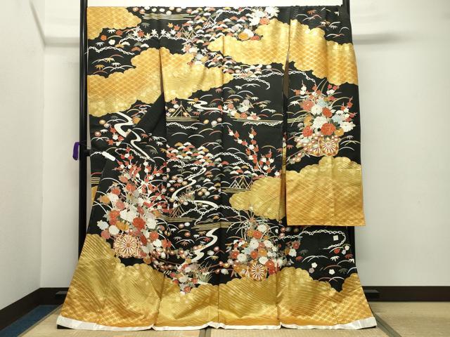 ■■■　サイズ　■■■ 反幅　38cm　　　八掛付き ※ご自身でお好みのサイズに仕立ててお召になっていただけます。 ■■■　商品詳細　■■■ 【正絹・未使用・無落款】 状態は特に目立ったシミ汚れなどもなく大変良い状態です。 大変上質な逸品になります。 お安く出品致しますので、是非この機会にいかがでしょうか？ ■■■　注意事項　■■■ ■モニター発色の具合により色合いが異なる場合がございます。 ■寸法は多少の誤差が生じる場合がございますのでご了承ください。 ■縫込みの長さが左右非対称の場合は短い部分を記載しております。 左右非対称であってもご返品・お値引き等の保証は出来かねますので、ご了承の上ご購入をお願い致します。 ■シミ等のチェックには注意を払っておりますが、見落としがある場合もございますし、個人の見解も様々ですので神経質な方のご購入はお控えください。 ■箪笥に入っておりました着物や帯なので畳みシワや匂いがあるものもございます。 ■お休みは基本的に土日祝となりますが、その他臨時でお休みする場合がございますのでご了承ください。 ■商品の発送は平日のみの発送となります。 ■夜間と土曜、日曜日はお問い合わせの回答が遅れる場合がございます。 ■当店では、お直し、紋入れ、お手入れ等は承っておりません。 ■生地の状態（ヤケ、経年劣化等）によってはサイズ直しが出来ない場合がございます。 その点もどうかご了承のうえ、ご購入をお願いいたします。 ■弊社で取り扱う商品は一点ものにつき、時期や在庫状況に応じて金額が変更となる場合がございます。 ■検針は行っておりません。予めご了承いただきますようお願いいたします。 ■【洗える着物】と記載のある商品におきましては、商品お届け後に洗濯を行ってしまってからのご返品にはご対応しかねます。 念の為、専門店でのお手入れをお願いいたします。 ■着物のサイズ目安は下記を参考ください↓ ＜女性着物＞　お端折り次第で＋5cm　−1cmが着用可能サイズ 　例）身丈170cmの場合、身長160cm〜175cm ＜男性着物＞　身丈＋約25cm〜27cm程が適応身長 　例）身丈155cmの場合、身長180〜182cm