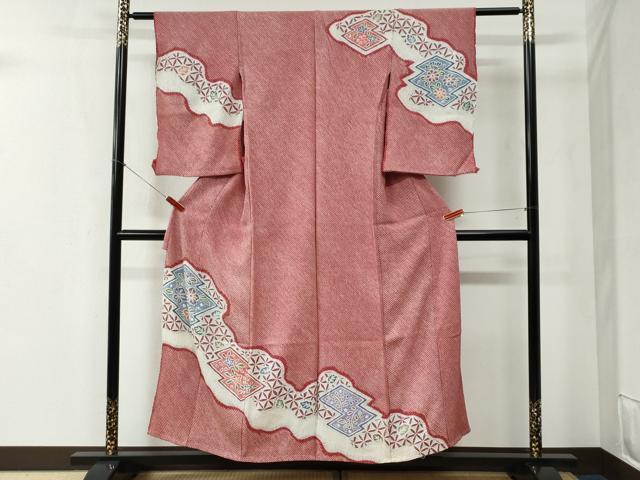 ■■■　サイズ　■■■ 反幅　29cm　　　八掛なし ※ご自身でお好みのサイズに仕立ててお召になっていただけます。 ■■■　商品詳細　■■■ 【正絹・未使用】 状態は特に目立ったシミ汚れなどもなく大変良い状態です。 大変上質な逸品になります。 お安く出品致しますので、是非この機会にいかがでしょうか？ ■■■　注意事項　■■■ ■モニター発色の具合により色合いが異なる場合がございます。 ■寸法は多少の誤差が生じる場合がございますのでご了承ください。 ■縫込みの長さが左右非対称の場合は短い部分を記載しております。 左右非対称であってもご返品・お値引き等の保証は出来かねますので、ご了承の上ご購入をお願い致します。 ■シミ等のチェックには注意を払っておりますが、見落としがある場合もございますし、個人の見解も様々ですので神経質な方のご購入はお控えください。 ■箪笥に入っておりました着物や帯なので畳みシワや匂いがあるものもございます。 ■お休みは基本的に土日祝となりますが、その他臨時でお休みする場合がございますのでご了承ください。 ■商品の発送は平日のみの発送となります。 ■夜間と土曜、日曜日はお問い合わせの回答が遅れる場合がございます。 ■当店では、お直し、紋入れ、お手入れ等は承っておりません。 ■生地の状態（ヤケ、経年劣化等）によってはサイズ直しが出来ない場合がございます。 その点もどうかご了承のうえ、ご購入をお願いいたします。 ■弊社で取り扱う商品は一点ものにつき、時期や在庫状況に応じて金額が変更となる場合がございます。 ■検針は行っておりません。予めご了承いただきますようお願いいたします。 ■【洗える着物】と記載のある商品におきましては、商品お届け後に洗濯を行ってしまってからのご返品にはご対応しかねます。 念の為、専門店でのお手入れをお願いいたします。 ■着物のサイズ目安は下記を参考ください↓ ＜女性着物＞　お端折り次第で＋5cm　−1cmが着用可能サイズ 　例）身丈170cmの場合、身長160cm〜175cm ＜男性着物＞　身丈＋約25cm〜27cm程が適応身長 　例）身丈155cmの場合、身長180〜182cm