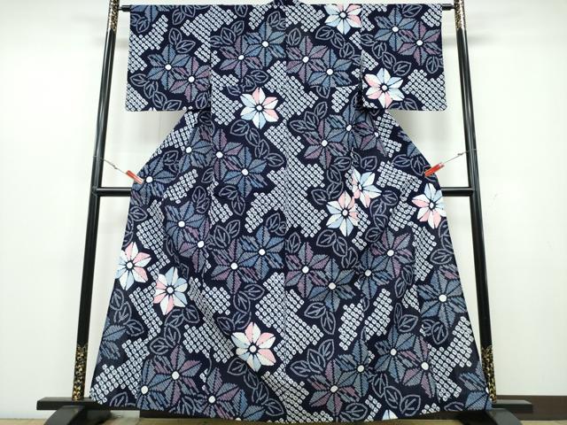■■■　サイズ　■■■ 身丈 161.5cm（肩から） 裄丈 64.5cm 袖丈 47.5cm　縫込み 3cm 袖幅 33.5cm 前幅 23.5cm 後幅 29.5cm 着物縫いこみ 内揚げ 0cm 裄 お袖側 約2.5cm　身頃側 約3cm ■■■　商品詳細　■■■ 【綿】 状態は特に目立ったシミ汚れなどもなく大変良い状態です。 人気の高い“有松鳴海絞り”の浴衣でございます。 “鳴海絞り”ならではの表情を生み出す立体感と 淡いぼかしで息を吹き込まれ、 今にも動き出しそうな迫力を放っております。 夏祭りや花火大会、これから増えるイベントに連れ立って、 より夏をお楽しみ下さいませ。 大変上質な逸品になります。 お安く出品致しますので、是非この機会にいかがでしょうか？ ■■■　注意事項　■■■ ■モニター発色の具合により色合いが異なる場合がございます。 ■寸法は多少の誤差が生じる場合がございますのでご了承ください。 ■縫込みの長さが左右非対称の場合は短い部分を記載しております。 左右非対称であってもご返品・お値引き等の保証は出来かねますので、ご了承の上ご購入をお願い致します。 ■シミ等のチェックには注意を払っておりますが、見落としがある場合もございますし、個人の見解も様々ですので神経質な方のご購入はお控えください。 ■箪笥に入っておりました着物や帯なので畳みシワや匂いがあるものもございます。 ■お休みは基本的に土日祝となりますが、その他臨時でお休みする場合がございますのでご了承ください。 ■商品の発送は平日のみの発送となります。 ■夜間と土曜、日曜日はお問い合わせの回答が遅れる場合がございます。 ■当店では、お直し、紋入れ、お手入れ等は承っておりません。 ■生地の状態（ヤケ、経年劣化等）によってはサイズ直しが出来ない場合がございます。 その点もどうかご了承のうえ、ご購入をお願いいたします。 ■弊社で取り扱う商品は一点ものにつき、時期や在庫状況に応じて金額が変更となる場合がございます。 ■検針は行っておりません。予めご了承いただきますようお願いいたします。 ■【洗える着物】と記載のある商品におきましては、商品お届け後に洗濯を行ってしまってからのご返品にはご対応しかねます。 念の為、専門店でのお手入れをお願いいたします。 ■着物のサイズ目安は下記を参考ください↓ ＜女性着物＞　お端折り次第で＋5cm　−1cmが着用可能サイズ 　例）身丈170cmの場合、身長160cm〜175cm ＜男性着物＞　身丈＋約25cm〜27cm程が適応身長 　例）身丈155cmの場合、身長180〜182cm