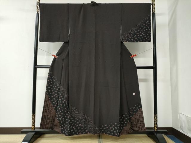 ■■■　サイズ　■■■ 身丈 157cm（肩から） 裄丈 69cm 袖丈 48cm　縫込み 3cm 袖幅 36cm 前幅 25cm 後幅 31cm 着物縫いこみ 内揚げ 7.5cm 裄 お袖側 約1cm　身頃側 約2cm ■■■　商品詳細　■■■ 【正絹・未使用】 状態は特に目立ったシミ汚れなどもなく大変良い状態です。 大変上質な逸品になります。 お安く出品致しますので、是非この機会にいかがでしょうか？ ■■■　注意事項　■■■ ■モニター発色の具合により色合いが異なる場合がございます。 ■寸法は多少の誤差が生じる場合がございますのでご了承ください。 ■縫込みの長さが左右非対称の場合は短い部分を記載しております。 左右非対称であってもご返品・お値引き等の保証は出来かねますので、ご了承の上ご購入をお願い致します。 ■シミ等のチェックには注意を払っておりますが、見落としがある場合もございますし、個人の見解も様々ですので神経質な方のご購入はお控えください。 ■箪笥に入っておりました着物や帯なので畳みシワや匂いがあるものもございます。 ■お休みは基本的に土日祝となりますが、その他臨時でお休みする場合がございますのでご了承ください。 ■商品の発送は平日のみの発送となります。 ■夜間と土曜、日曜日はお問い合わせの回答が遅れる場合がございます。 ■当店では、お直し、紋入れ、お手入れ等は承っておりません。 ■生地の状態（ヤケ、経年劣化等）によってはサイズ直しが出来ない場合がございます。 その点もどうかご了承のうえ、ご購入をお願いいたします。 ■弊社で取り扱う商品は一点ものにつき、時期や在庫状況に応じて金額が変更となる場合がございます。 ■検針は行っておりません。予めご了承いただきますようお願いいたします。 ■【洗える着物】と記載のある商品におきましては、商品お届け後に洗濯を行ってしまってからのご返品にはご対応しかねます。 念の為、専門店でのお手入れをお願いいたします。 ■着物のサイズ目安は下記を参考ください↓ ＜女性着物＞　お端折り次第で＋5cm　−1cmが着用可能サイズ 　例）身丈170cmの場合、身長160cm〜175cm ＜男性着物＞　身丈＋約25cm〜27cm程が適応身長 　例）身丈155cmの場合、身長180〜182cm