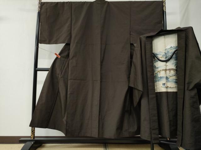 ■■■　サイズ　■■■ 【着物】 身丈 148cm（肩から） 裄丈 69.5cm 袖丈 51cm　縫込み 4cm 袖幅 35.5cm 前幅 29cm 後幅 34.5cm 着物縫いこみ 内揚げ 4cm 裄 お袖側 約2cm　身頃側 約2.5cm 【羽織】 身丈 93cm（肩から） 裄丈 72cm 袖丈 50.5cm　縫込み 0cm 袖幅 36cm 前幅 22.5cm 後幅 34.5cm 裄 お袖側 約1cm　身頃側 約1.5cm ■■■　商品詳細　■■■ 【正絹】 着物の状態は特に目立ったシミ汚れなどもなく大変良い状態です。 羽織の状態は接写画像のように右袖前・羽裏に薄い汚れがございますが その他特に目立ったシミ汚れなどもなく大変良い状態です。 大変上質な逸品になります。 お安く出品致しますので、是非この機会にいかがでしょうか？ ■■■　注意事項　■■■ ■モニター発色の具合により色合いが異なる場合がございます。 ■寸法は多少の誤差が生じる場合がございますのでご了承ください。 ■縫込みの長さが左右非対称の場合は短い部分を記載しております。 左右非対称であってもご返品・お値引き等の保証は出来かねますので、ご了承の上ご購入をお願い致します。 ■シミ等のチェックには注意を払っておりますが、見落としがある場合もございますし、個人の見解も様々ですので神経質な方のご購入はお控えください。 ■箪笥に入っておりました着物や帯なので畳みシワや匂いがあるものもございます。 ■お休みは基本的に土日祝となりますが、その他臨時でお休みする場合がございますのでご了承ください。 ■商品の発送は平日のみの発送となります。 ■夜間と土曜、日曜日はお問い合わせの回答が遅れる場合がございます。 ■当店では、お直し、紋入れ、お手入れ等は承っておりません。 ■生地の状態（ヤケ、経年劣化等）によってはサイズ直しが出来ない場合がございます。 その点もどうかご了承のうえ、ご購入をお願いいたします。 ■弊社で取り扱う商品は一点ものにつき、時期や在庫状況に応じて金額が変更となる場合がございます。 ■検針は行っておりません。予めご了承いただきますようお願いいたします。 ■【洗える着物】と記載のある商品におきましては、商品お届け後に洗濯を行ってしまってからのご返品にはご対応しかねます。 念の為、専門店でのお手入れをお願いいたします。 ■着物のサイズ目安は下記を参考ください↓ ＜女性着物＞　お端折り次第で＋5cm　−1cmが着用可能サイズ 　例）身丈170cmの場合、身長160cm〜175cm ＜男性着物＞　身丈＋約25cm〜27cm程が適応身長 　例）身丈155cmの場合、身長180〜182cm