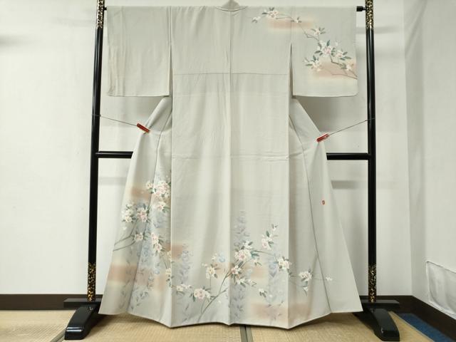 ■■■　サイズ　■■■ 身丈 162cm（肩から） 裄丈 65.5cm 袖丈 48cm　縫込み 5cm 袖幅 34cm 前幅 25cm 後幅 31cm 着物縫いこみ 内揚げ 9cm 裄 お袖側 約1cm　身頃側 約3cm ■■■　商品詳細　■■■ 【正絹】 状態は接写画像のように衿山・胴裏に薄い汚れがございますが その他特に目立ったシミ汚れなどもなく大変良い状態です。 大変上質な逸品になります。 お安く出品致しますので、是非この機会にいかがでしょうか？ ■■■　注意事項　■■■ ■モニター発色の具合により色合いが異なる場合がございます。 ■寸法は多少の誤差が生じる場合がございますのでご了承ください。 ■縫込みの長さが左右非対称の場合は短い部分を記載しております。 左右非対称であってもご返品・お値引き等の保証は出来かねますので、ご了承の上ご購入をお願い致します。 ■シミ等のチェックには注意を払っておりますが、見落としがある場合もございますし、個人の見解も様々ですので神経質な方のご購入はお控えください。 ■箪笥に入っておりました着物や帯なので畳みシワや匂いがあるものもございます。 ■お休みは基本的に土日祝となりますが、その他臨時でお休みする場合がございますのでご了承ください。 ■商品の発送は平日のみの発送となります。 ■夜間と土曜、日曜日はお問い合わせの回答が遅れる場合がございます。 ■当店では、お直し、紋入れ、お手入れ等は承っておりません。 ■生地の状態（ヤケ、経年劣化等）によってはサイズ直しが出来ない場合がございます。 その点もどうかご了承のうえ、ご購入をお願いいたします。 ■弊社で取り扱う商品は一点ものにつき、時期や在庫状況に応じて金額が変更となる場合がございます。 ■検針は行っておりません。予めご了承いただきますようお願いいたします。 ■【洗える着物】と記載のある商品におきましては、商品お届け後に洗濯を行ってしまってからのご返品にはご対応しかねます。 念の為、専門店でのお手入れをお願いいたします。 ■着物のサイズ目安は下記を参考ください↓ ＜女性着物＞　お端折り次第で＋5cm　−1cmが着用可能サイズ 　例）身丈170cmの場合、身長160cm〜175cm ＜男性着物＞　身丈＋約25cm〜27cm程が適応身長 　例）身丈155cmの場合、身長180〜182cm