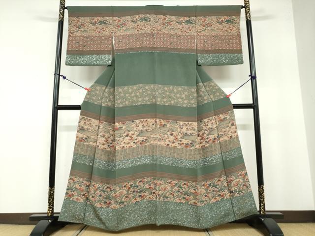 ■■■　サイズ　■■■ 身丈 158.5cm（肩から） 裄丈 65.5cm 袖丈 48.5cm　縫込み 4cm 袖幅 34cm 前幅 25cm 後幅 30cm 着物縫いこみ 内揚げ 3cm 裄 お袖側 約1cm　身頃側 約2cm ■■■　商品詳細　■■■ 【正絹】 状態は接写画像のように袖口・衿山に薄い汚れがございますが その他特に目立ったシミ汚れなどもなく大変良い状態です。 大変上質な逸品になります。 お安く出品致しますので、是非この機会にいかがでしょうか？ ■■■　注意事項　■■■ ■モニター発色の具合により色合いが異なる場合がございます。 ■寸法は多少の誤差が生じる場合がございますのでご了承ください。 ■縫込みの長さが左右非対称の場合は短い部分を記載しております。 左右非対称であってもご返品・お値引き等の保証は出来かねますので、ご了承の上ご購入をお願い致します。 ■シミ等のチェックには注意を払っておりますが、見落としがある場合もございますし、個人の見解も様々ですので神経質な方のご購入はお控えください。 ■箪笥に入っておりました着物や帯なので畳みシワや匂いがあるものもございます。 ■お休みは基本的に土日祝となりますが、その他臨時でお休みする場合がございますのでご了承ください。 ■商品の発送は平日のみの発送となります。 ■夜間と土曜、日曜日はお問い合わせの回答が遅れる場合がございます。 ■当店では、お直し、紋入れ、お手入れ等は承っておりません。 ■生地の状態（ヤケ、経年劣化等）によってはサイズ直しが出来ない場合がございます。 その点もどうかご了承のうえ、ご購入をお願いいたします。 ■弊社で取り扱う商品は一点ものにつき、時期や在庫状況に応じて金額が変更となる場合がございます。 ■検針は行っておりません。予めご了承いただきますようお願いいたします。 ■【洗える着物】と記載のある商品におきましては、商品お届け後に洗濯を行ってしまってからのご返品にはご対応しかねます。 念の為、専門店でのお手入れをお願いいたします。 ■着物のサイズ目安は下記を参考ください↓ ＜女性着物＞　お端折り次第で＋5cm　−1cmが着用可能サイズ 　例）身丈170cmの場合、身長160cm〜175cm ＜男性着物＞　身丈＋約25cm〜27cm程が適応身長 　例）身丈155cmの場合、身長180〜182cm