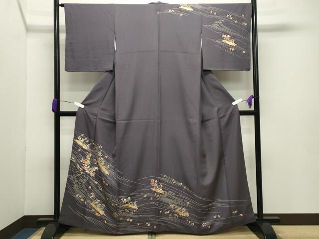 ■■■　サイズ　■■■ 身丈 162cm（肩から） 裄丈 66cm 袖丈 49cm　縫込み 8.5cm 袖幅 34.5cm 前幅 24cm 後幅 30cm 着物縫いこみ 内揚げ 5.5cm 裄 お袖側 約2cm　身頃側 約3.5cm ■■■　商品詳細　■■■ 【正絹・一つ紋・重ね衿：取り外し可能】 状態は接写画像のように後身頃に薄い汚れがございますが その他特に目立ったシミ汚れなどもなく大変良い状態です。 大変上質な逸品になります。 お安く出品致しますので、是非この機会にいかがでしょうか？ ■■■　注意事項　■■■ ■モニター発色の具合により色合いが異なる場合がございます。 ■寸法は多少の誤差が生じる場合がございますのでご了承ください。 ■縫込みの長さが左右非対称の場合は短い部分を記載しております。 左右非対称であってもご返品・お値引き等の保証は出来かねますので、ご了承の上ご購入をお願い致します。 ■シミ等のチェックには注意を払っておりますが、見落としがある場合もございますし、個人の見解も様々ですので神経質な方のご購入はお控えください。 ■箪笥に入っておりました着物や帯なので畳みシワや匂いがあるものもございます。 ■お休みは基本的に土日祝となりますが、その他臨時でお休みする場合がございますのでご了承ください。 ■商品の発送は平日のみの発送となります。 ■夜間と土曜、日曜日はお問い合わせの回答が遅れる場合がございます。 ■当店では、お直し、紋入れ、お手入れ等は承っておりません。 ■生地の状態（ヤケ、経年劣化等）によってはサイズ直しが出来ない場合がございます。 その点もどうかご了承のうえ、ご購入をお願いいたします。 ■弊社で取り扱う商品は一点ものにつき、時期や在庫状況に応じて金額が変更となる場合がございます。 ■検針は行っておりません。予めご了承いただきますようお願いいたします。 ■【洗える着物】と記載のある商品におきましては、商品お届け後に洗濯を行ってしまってからのご返品にはご対応しかねます。 念の為、専門店でのお手入れをお願いいたします。 ■着物のサイズ目安は下記を参考ください↓ ＜女性着物＞　お端折り次第で＋5cm　−1cmが着用可能サイズ 　例）身丈170cmの場合、身長160cm〜175cm ＜男性着物＞　身丈＋約25cm〜27cm程が適応身長 　例）身丈155cmの場合、身長180〜182cm