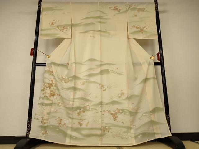 ■■■　サイズ　■■■ 身丈 163cm（肩から） 裄丈 68cm 袖丈 49cm　縫込み 5cm 袖幅 34cm 前幅 25cm 後幅 31cm 着物縫いこみ 内揚げ 4cm 裄 お袖側 約1cm　身頃側 約0cm ■■■　商品詳細　■■■ 【正絹】 状態は接写画像のように衿・後身頃・両袖に薄い汚れがございますが その他特に目立ったシミ汚れなどもなく大変良い状態です。 大変上質な逸品になります。 お安く出品致しますので、是非この機会にいかがでしょうか？ ■■■　注意事項　■■■ ■モニター発色の具合により色合いが異なる場合がございます。 ■寸法は多少の誤差が生じる場合がございますのでご了承ください。 ■縫込みの長さが左右非対称の場合は短い部分を記載しております。 左右非対称であってもご返品・お値引き等の保証は出来かねますので、ご了承の上ご購入をお願い致します。 ■シミ等のチェックには注意を払っておりますが、見落としがある場合もございますし、個人の見解も様々ですので神経質な方のご購入はお控えください。 ■箪笥に入っておりました着物や帯なので畳みシワや匂いがあるものもございます。 ■お休みは基本的に土日祝となりますが、その他臨時でお休みする場合がございますのでご了承ください。 ■商品の発送は平日のみの発送となります。 ■夜間と土曜、日曜日はお問い合わせの回答が遅れる場合がございます。 ■当店では、お直し、紋入れ、お手入れ等は承っておりません。 ■生地の状態（ヤケ、経年劣化等）によってはサイズ直しが出来ない場合がございます。 その点もどうかご了承のうえ、ご購入をお願いいたします。 ■弊社で取り扱う商品は一点ものにつき、時期や在庫状況に応じて金額が変更となる場合がございます。 ■検針は行っておりません。予めご了承いただきますようお願いいたします。 ■【洗える着物】と記載のある商品におきましては、商品お届け後に洗濯を行ってしまってからのご返品にはご対応しかねます。 念の為、専門店でのお手入れをお願いいたします。 ■着物のサイズ目安は下記を参考ください↓ ＜女性着物＞　お端折り次第で＋5cm　−1cmが着用可能サイズ 　例）身丈170cmの場合、身長160cm〜175cm ＜男性着物＞　身丈＋約25cm〜27cm程が適応身長 　例）身丈155cmの場合、身長180〜182cm