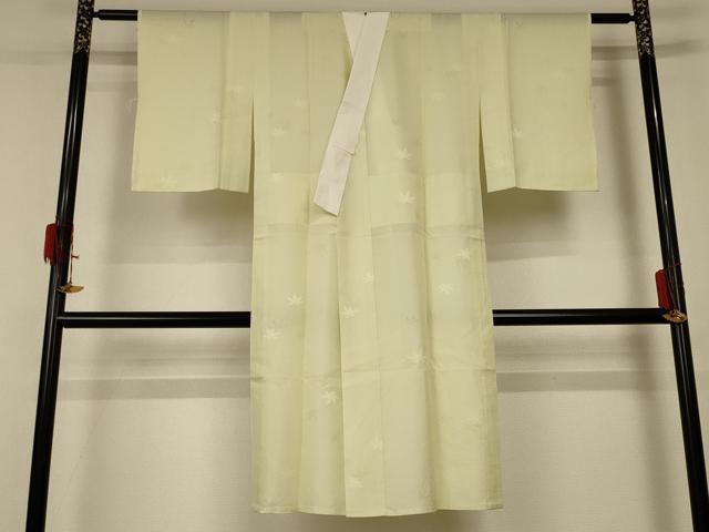 ■■■　サイズ　■■■ 身丈 119.5cm（肩から） 裄丈 58.5cm 袖丈 48cm　縫込み 4.5cm 袖幅 28.5cm 前幅 31cm 後幅 31cm 着物縫いこみ 内揚げ 12.5cm 裄 お袖側 約6cm　身頃側 約3.5cm ■■■　商品詳細　■■■ 【正絹】 状態は接写画像のように上前・衿裏・衿に薄い汚れがございますが その他特に目立ったシミ汚れなどもなく大変良い状態です。 大変上質な逸品になります。 お安く出品致しますので、是非この機会にいかがでしょうか？ ■■■　注意事項　■■■ ■モニター発色の具合により色合いが異なる場合がございます。 ■寸法は多少の誤差が生じる場合がございますのでご了承ください。 ■縫込みの長さが左右非対称の場合は短い部分を記載しております。 左右非対称であってもご返品・お値引き等の保証は出来かねますので、ご了承の上ご購入をお願い致します。 ■シミ等のチェックには注意を払っておりますが、見落としがある場合もございますし、個人の見解も様々ですので神経質な方のご購入はお控えください。 ■箪笥に入っておりました着物や帯なので畳みシワや匂いがあるものもございます。 ■お休みは基本的に土日祝となりますが、その他臨時でお休みする場合がございますのでご了承ください。 ■商品の発送は平日のみの発送となります。 ■夜間と土曜、日曜日はお問い合わせの回答が遅れる場合がございます。 ■当店では、お直し、紋入れ、お手入れ等は承っておりません。 ■生地の状態（ヤケ、経年劣化等）によってはサイズ直しが出来ない場合がございます。 その点もどうかご了承のうえ、ご購入をお願いいたします。 ■弊社で取り扱う商品は一点ものにつき、時期や在庫状況に応じて金額が変更となる場合がございます。 ■検針は行っておりません。予めご了承いただきますようお願いいたします。 ■【洗える着物】と記載のある商品におきましては、商品お届け後に洗濯を行ってしまってからのご返品にはご対応しかねます。 念の為、専門店でのお手入れをお願いいたします。 ■着物のサイズ目安は下記を参考ください↓ ＜女性着物＞　お端折り次第で＋5cm　−1cmが着用可能サイズ 　例）身丈170cmの場合、身長160cm〜175cm ＜男性着物＞　身丈＋約25cm〜27cm程が適応身長 　例）身丈155cmの場合、身長180〜182cm