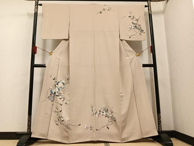 ■■■　サイズ　■■■ 身丈 160.5cm（肩から） 裄丈 63cm 袖丈 46cm　縫込み 4cm 袖幅 32cm 前幅 23cm 後幅 29.5cm 着物縫いこみ 内揚げ 4cm 裄 お袖側 約1cm　身頃側 約2cm ■■■　商品詳細　■■■ 【正絹】 状態は接写画像のように上前おくみ・上前・衿山・左袖前に薄い汚れがございますが その他特に目立ったシミ汚れなどもなく大変良い状態です。 大変上質な逸品になります。 お安く出品致しますので、是非この機会にいかがでしょうか？ ■■■　注意事項　■■■ ■モニター発色の具合により色合いが異なる場合がございます。 ■寸法は多少の誤差が生じる場合がございますのでご了承ください。 ■縫込みの長さが左右非対称の場合は短い部分を記載しております。 左右非対称であってもご返品・お値引き等の保証は出来かねますので、ご了承の上ご購入をお願い致します。 ■シミ等のチェックには注意を払っておりますが、見落としがある場合もございますし、個人の見解も様々ですので神経質な方のご購入はお控えください。 ■箪笥に入っておりました着物や帯なので畳みシワや匂いがあるものもございます。 ■お休みは基本的に土日祝となりますが、その他臨時でお休みする場合がございますのでご了承ください。 ■商品の発送は平日のみの発送となります。 ■夜間と土曜、日曜日はお問い合わせの回答が遅れる場合がございます。 ■当店では、お直し、紋入れ、お手入れ等は承っておりません。 ■生地の状態（ヤケ、経年劣化等）によってはサイズ直しが出来ない場合がございます。 その点もどうかご了承のうえ、ご購入をお願いいたします。 ■弊社で取り扱う商品は一点ものにつき、時期や在庫状況に応じて金額が変更となる場合がございます。 ■検針は行っておりません。予めご了承いただきますようお願いいたします。 ■【洗える着物】と記載のある商品におきましては、商品お届け後に洗濯を行ってしまってからのご返品にはご対応しかねます。 念の為、専門店でのお手入れをお願いいたします。 ■着物のサイズ目安は下記を参考ください↓ ＜女性着物＞　お端折り次第で＋5cm　−1cmが着用可能サイズ 　例）身丈170cmの場合、身長160cm〜175cm ＜男性着物＞　身丈＋約25cm〜27cm程が適応身長 　例）身丈155cmの場合、身長180〜182cm