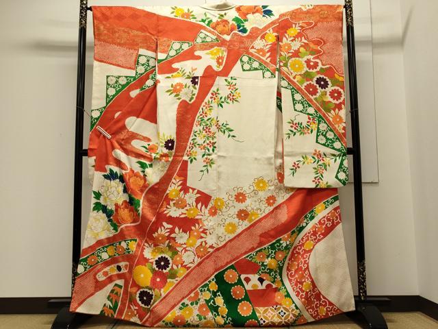 ■■■　サイズ　■■■ 身丈 165cm（肩から） 裄丈 66cm 袖丈 96.5cm　縫込み 5cm 袖幅 33cm 前幅 24cm 後幅 30cm 着物縫いこみ 内揚げ 0cm 裄 お袖側 約3.5cm　身頃側 約3cm ■■■　商品詳細　■■■ 【正絹】 状態は画像を添付しておりますので、そちらをご確認下さいますよう宜しくお願い致します。 大変上質な逸品になります。 お安く出品致しますので、是非この機会にいかがでしょうか？ ■■■　注意事項　■■■ ■モニター発色の具合により色合いが異なる場合がございます。 ■寸法は多少の誤差が生じる場合がございますのでご了承ください。 ■縫込みの長さが左右非対称の場合は短い部分を記載しております。 左右非対称であってもご返品・お値引き等の保証は出来かねますので、ご了承の上ご購入をお願い致します。 ■シミ等のチェックには注意を払っておりますが、見落としがある場合もございますし、個人の見解も様々ですので神経質な方のご購入はお控えください。 ■箪笥に入っておりました着物や帯なので畳みシワや匂いがあるものもございます。 ■お休みは基本的に土日祝となりますが、その他臨時でお休みする場合がございますのでご了承ください。 ■商品の発送は平日のみの発送となります。 ■夜間と土曜、日曜日はお問い合わせの回答が遅れる場合がございます。 ■当店では、お直し、紋入れ、お手入れ等は承っておりません。 ■生地の状態（ヤケ、経年劣化等）によってはサイズ直しが出来ない場合がございます。 その点もどうかご了承のうえ、ご購入をお願いいたします。 ■弊社で取り扱う商品は一点ものにつき、時期や在庫状況に応じて金額が変更となる場合がございます。 ■検針は行っておりません。予めご了承いただきますようお願いいたします。 ■【洗える着物】と記載のある商品におきましては、商品お届け後に洗濯を行ってしまってからのご返品にはご対応しかねます。 念の為、専門店でのお手入れをお願いいたします。 ■着物のサイズ目安は下記を参考ください↓ ＜女性着物＞　お端折り次第で＋5cm　−1cmが着用可能サイズ 　例）身丈170cmの場合、身長160cm〜175cm ＜男性着物＞　身丈＋約25cm〜27cm程が適応身長 　例）身丈155cmの場合、身長180〜182cm