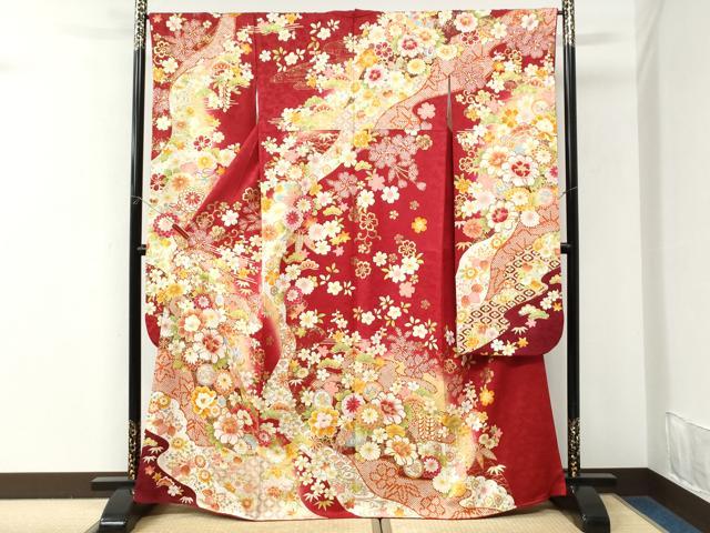 ■■■　サイズ　■■■ 身丈 166cm（肩から） 裄丈 67cm 袖丈 112cm　縫込み 8cm 袖幅 3.4cm 前幅 24.5cm 後幅 31cm 着物縫いこみ 内揚げ 7cm 裄 お袖側 約2cm　身頃側 約3cm ■■■　商品詳細　■■■ 【表地：正絹・裏地：化繊】 状態は特に目立ったシミ汚れなどもなく大変良い状態です。 大変上質な逸品になります。 お安く出品致しますので、是非この機会にいかがでしょうか？ ■■■　注意事項　■■■ ■モニター発色の具合により色合いが異なる場合がございます。 ■寸法は多少の誤差が生じる場合がございますのでご了承ください。 ■縫込みの長さが左右非対称の場合は短い部分を記載しております。 左右非対称であってもご返品・お値引き等の保証は出来かねますので、ご了承の上ご購入をお願い致します。 ■シミ等のチェックには注意を払っておりますが、見落としがある場合もございますし、個人の見解も様々ですので神経質な方のご購入はお控えください。 ■箪笥に入っておりました着物や帯なので畳みシワや匂いがあるものもございます。 ■お休みは基本的に土日祝となりますが、その他臨時でお休みする場合がございますのでご了承ください。 ■商品の発送は平日のみの発送となります。 ■夜間と土曜、日曜日はお問い合わせの回答が遅れる場合がございます。 ■当店では、お直し、紋入れ、お手入れ等は承っておりません。 ■生地の状態（ヤケ、経年劣化等）によってはサイズ直しが出来ない場合がございます。 その点もどうかご了承のうえ、ご購入をお願いいたします。 ■弊社で取り扱う商品は一点ものにつき、時期や在庫状況に応じて金額が変更となる場合がございます。 ■検針は行っておりません。予めご了承いただきますようお願いいたします。 ■【洗える着物】と記載のある商品におきましては、商品お届け後に洗濯を行ってしまってからのご返品にはご対応しかねます。 念の為、専門店でのお手入れをお願いいたします。 ■写真に写っている物が全てになります。それ以外の付属品はございませんのでご了承ください。 ■状態に関する写真につきましては、掲載可能な写真枚数に限りがあるため、各箇所につき1枚参考画像を掲載しております。 ■着物のサイズ目安は下記を参考ください↓ ＜女性着物＞　お端折り次第で＋5cm　−1cmが着用可能サイズ 　例）身丈170cmの場合、身長160cm〜175cm ＜男性着物＞　身丈＋約25cm〜27cm程が適応身長 　例）身丈155cmの場合、身長180〜182cm