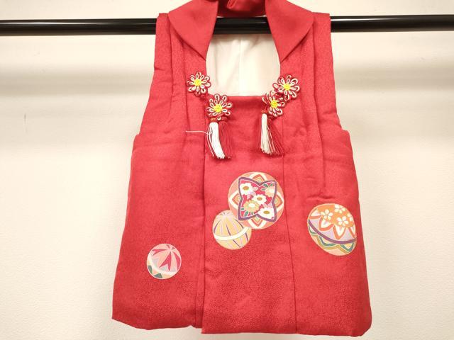 ■■■　サイズ　■■■ 【被布】 身丈 49.5cm（肩から） 裄丈 15.5cm（肩上げ　2cm） ■■■　商品詳細　■■■ 被布【正絹】 状態は特に目立ったシミ汚れなどもなく大変良い状態です。 大変上質な逸品になります。 お安く出品致しますので、是非この機会にいかがでしょうか？ ■■■　注意事項　■■■ ■モニター発色の具合により色合いが異なる場合がございます。 ■寸法は多少の誤差が生じる場合がございますのでご了承ください。 ■縫込みの長さが左右非対称の場合は短い部分を記載しております。 左右非対称であってもご返品・お値引き等の保証は出来かねますので、ご了承の上ご購入をお願い致します。 ■シミ等のチェックには注意を払っておりますが、見落としがある場合もございますし、個人の見解も様々ですので神経質な方のご購入はお控えください。 ■箪笥に入っておりました着物や帯なので畳みシワや匂いがあるものもございます。 ■お休みは基本的に土日祝となりますが、その他臨時でお休みする場合がございますのでご了承ください。 ■商品の発送は平日のみの発送となります。 ■夜間と土曜、日曜日はお問い合わせの回答が遅れる場合がございます。 ■当店では、お直し、紋入れ、お手入れ等は承っておりません。 ■生地の状態（ヤケ、経年劣化等）によってはサイズ直しが出来ない場合がございます。 その点もどうかご了承のうえ、ご購入をお願いいたします。 ■弊社で取り扱う商品は一点ものにつき、時期や在庫状況に応じて金額が変更となる場合がございます。 ■検針は行っておりません。予めご了承いただきますようお願いいたします。 ■【洗える着物】と記載のある商品におきましては、商品お届け後に洗濯を行ってしまってからのご返品にはご対応しかねます。 念の為、専門店でのお手入れをお願いいたします。 ■着物のサイズ目安は下記を参考ください↓ ＜女性着物＞　お端折り次第で＋5cm　−1cmが着用可能サイズ 　例）身丈170cmの場合、身長160cm〜175cm ＜男性着物＞　身丈＋約25cm〜27cm程が適応身長 　例）身丈155cmの場合、身長180〜182cm
