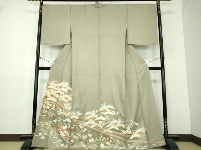 ■■■　サイズ　■■■ 身丈 168.5cm（肩から） 裄丈 69.5cm 袖丈 50.5cm　縫込み 4cm 袖幅 35cm 前幅 23.5cm 後幅 29.5cm 着物縫いこみ 内揚げ 1cm 裄 お袖側 約0cm　身頃側 約1cm ■■■　商品詳細　■■■ 【正絹・一つ紋】 状態は接写画像のように衿に若干の薄い汚れがございますがその他特に目立ったシミ汚れなどもなく大変良い状態です。 大変上質な逸品になります。 お安く出品致しますので、是非この機会にいかがでしょうか？ ■■■　注意事項　■■■ ■モニター発色の具合により色合いが異なる場合がございます。 ■寸法は多少の誤差が生じる場合がございますのでご了承ください。 ■縫込みの長さが左右非対称の場合は短い部分を記載しております。 左右非対称であってもご返品・お値引き等の保証は出来かねますので、ご了承の上ご購入をお願い致します。 ■シミ等のチェックには注意を払っておりますが、見落としがある場合もございますし、個人の見解も様々ですので神経質な方のご購入はお控えください。 ■箪笥に入っておりました着物や帯なので畳みシワや匂いがあるものもございます。 ■お休みは基本的に土日祝となりますが、その他臨時でお休みする場合がございますのでご了承ください。 ■商品の発送は平日のみの発送となります。 ■夜間と土曜、日曜日はお問い合わせの回答が遅れる場合がございます。 ■当店では、お直し、紋入れ、お手入れ等は承っておりません。 ■生地の状態（ヤケ、経年劣化等）によってはサイズ直しが出来ない場合がございます。 その点もどうかご了承のうえ、ご購入をお願いいたします。 ■弊社で取り扱う商品は一点ものにつき、時期や在庫状況に応じて金額が変更となる場合がございます。 ■検針は行っておりません。予めご了承いただきますようお願いいたします。 ■【洗える着物】と記載のある商品におきましては、商品お届け後に洗濯を行ってしまってからのご返品にはご対応しかねます。 念の為、専門店でのお手入れをお願いいたします。 ■着物のサイズ目安は下記を参考ください↓ ＜女性着物＞　お端折り次第で＋5cm　−1cmが着用可能サイズ 　例）身丈170cmの場合、身長160cm〜175cm ＜男性着物＞　身丈＋約25cm〜27cm程が適応身長 　例）身丈155cmの場合、身長180〜182cm
