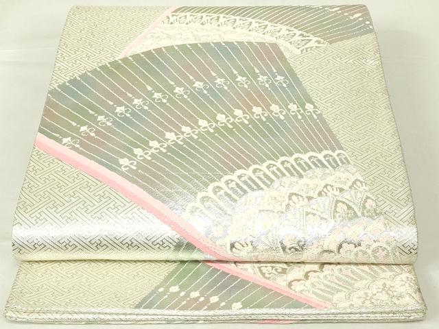 ■■■　サイズ　■■■ 長さ 448cm 幅 31cm程 ■■■　商品詳細　■■■ 【正絹】 詳細に関しましては、画像をご確認ください。 大変上質な逸品になります。 お安く出品致しますので、是非この機会にいかがでしょうか？ ■■■　注意事項　■■■ ■モニター発色の具合により色合いが異なる場合がございます。 ■寸法は多少の誤差が生じる場合がございますのでご了承ください。 ■縫込みの長さが左右非対称の場合は短い部分を記載しております。 左右非対称であってもご返品・お値引き等の保証は出来かねますので、ご了承の上ご購入をお願い致します。 ■シミ等のチェックには注意を払っておりますが、見落としがある場合もございますし、個人の見解も様々ですので神経質な方のご購入はお控えください。 ■箪笥に入っておりました着物や帯なので畳みシワや匂いがあるものもございます。 ■お休みは基本的に土日祝となりますが、その他臨時でお休みする場合がございますのでご了承ください。 ■商品の発送は平日のみの発送となります。 ■夜間と土曜、日曜日はお問い合わせの回答が遅れる場合がございます。 ■当店では、お直し、紋入れ、お手入れ等は承っておりません。 ■生地の状態（ヤケ、経年劣化等）によってはサイズ直しが出来ない場合がございます。 その点もどうかご了承のうえ、ご購入をお願いいたします。 ■弊社で取り扱う商品は一点ものにつき、時期や在庫状況に応じて金額が変更となる場合がございます。 ■検針は行っておりません。予めご了承いただきますようお願いいたします。 ■【洗える着物】と記載のある商品におきましては、商品お届け後に洗濯を行ってしまってからのご返品にはご対応しかねます。 念の為、専門店でのお手入れをお願いいたします。 ■着物のサイズ目安は下記を参考ください↓ ＜女性着物＞　お端折り次第で＋5cm　−1cmが着用可能サイズ 　例）身丈170cmの場合、身長160cm〜175cm ＜男性着物＞　身丈＋約25cm〜27cm程が適応身長 　例）身丈155cmの場合、身長180〜182cm