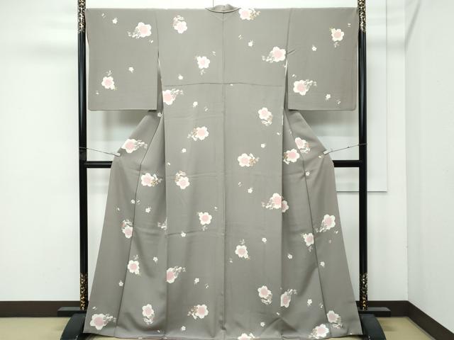■■■　サイズ　■■■ 身丈 168.5cm（肩から） 裄丈 68cm 袖丈 51cm 縫込み 4cm 袖幅 35cm 前幅 24.5cm 後幅 29cm 着物縫いこみ 内揚げ 4cm 裄 お袖側 約 2cm　身頃側 約 1.5cm ■■■　商品詳細　■■■ 【正絹】 状態は特に目立ったシミ汚れなどもなく大変良い状態です。 大変上質な極上の逸品になります。 お安く出品致しますので、是非この機会にいかがでしょうか？ ■■■　注意事項　■■■ ■モニター発色の具合により色合いが異なる場合がございます。 ■寸法は多少の誤差が生じる場合がございますのでご了承ください。 ■縫込みの長さが左右非対称の場合は短い部分を記載しております。 左右非対称であってもご返品・お値引き等の保証は出来かねますので、ご了承の上ご購入をお願い致します。 ■シミ等のチェックには注意を払っておりますが、見落としがある場合もございますし、個人の見解も様々ですので神経質な方のご購入はお控えください。 ■箪笥に入っておりました着物や帯なので畳みシワや匂いがあるものもございます。 ■お休みは基本的に土日祝となりますが、その他臨時でお休みする場合がございますのでご了承ください。 ■商品の発送は平日のみの発送となります。 ■夜間と土曜、日曜日はお問い合わせの回答が遅れる場合がございます。 ■当店では、お直し、紋入れ、お手入れ等は承っておりません。 ■生地の状態（ヤケ、経年劣化等）によってはサイズ直しが出来ない場合がございます。 その点もどうかご了承のうえ、ご購入をお願いいたします。 ■弊社で取り扱う商品は一点ものにつき、時期や在庫状況に応じて金額が変更となる場合がございます。 ■検針は行っておりません。予めご了承いただきますようお願いいたします。 ■【洗える着物】と記載のある商品におきましては、商品お届け後に洗濯を行ってしまってからのご返品にはご対応しかねます。 念の為、専門店でのお手入れをお願いいたします。 ■着物のサイズ目安は下記を参考ください↓ ＜女性着物＞　お端折り次第で＋5?　−10?が着用可能サイズ 　例）身丈170?の場合、身長160?〜175? ＜男性着物＞　身丈＋約25?〜27?程が適応身長 　例）身丈155?の場合、身長180〜182?